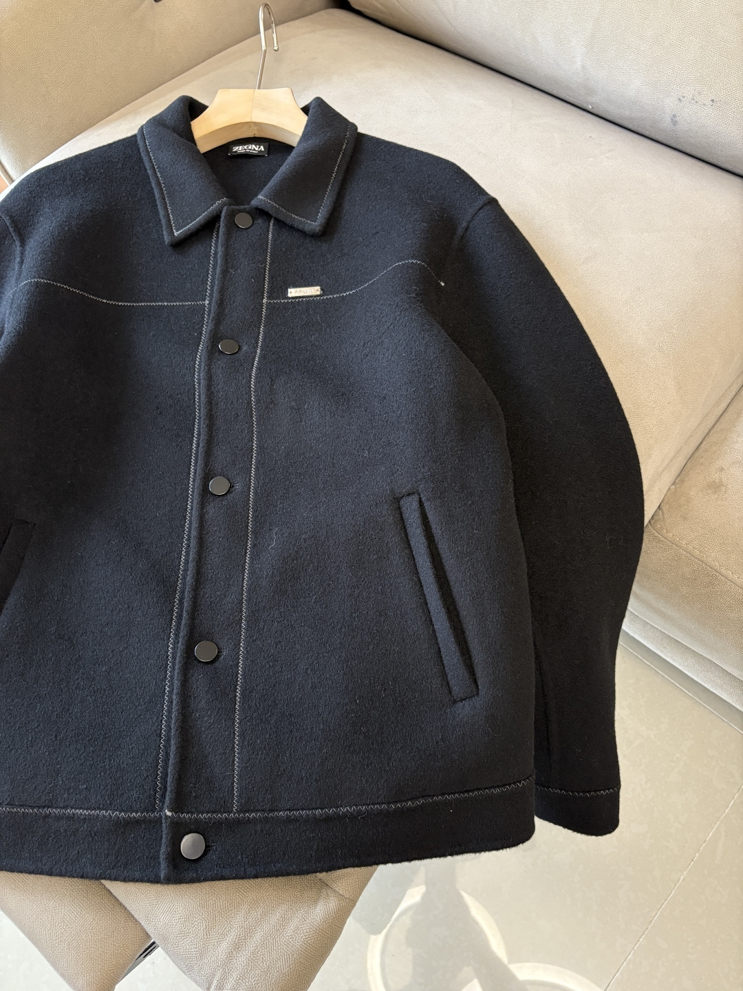 杰尼100%羊毛大衣：演绎冬日的优雅与温暖】冬日的风，带着凛冽与寒意，却也吹来了时尚的契机。当经典的人字