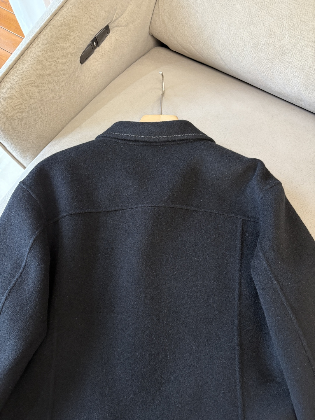 杰尼100%羊毛大衣：演绎冬日的优雅与温暖】冬日的风，带着凛冽与寒意，却也吹来了时尚的契机。当经典的人字