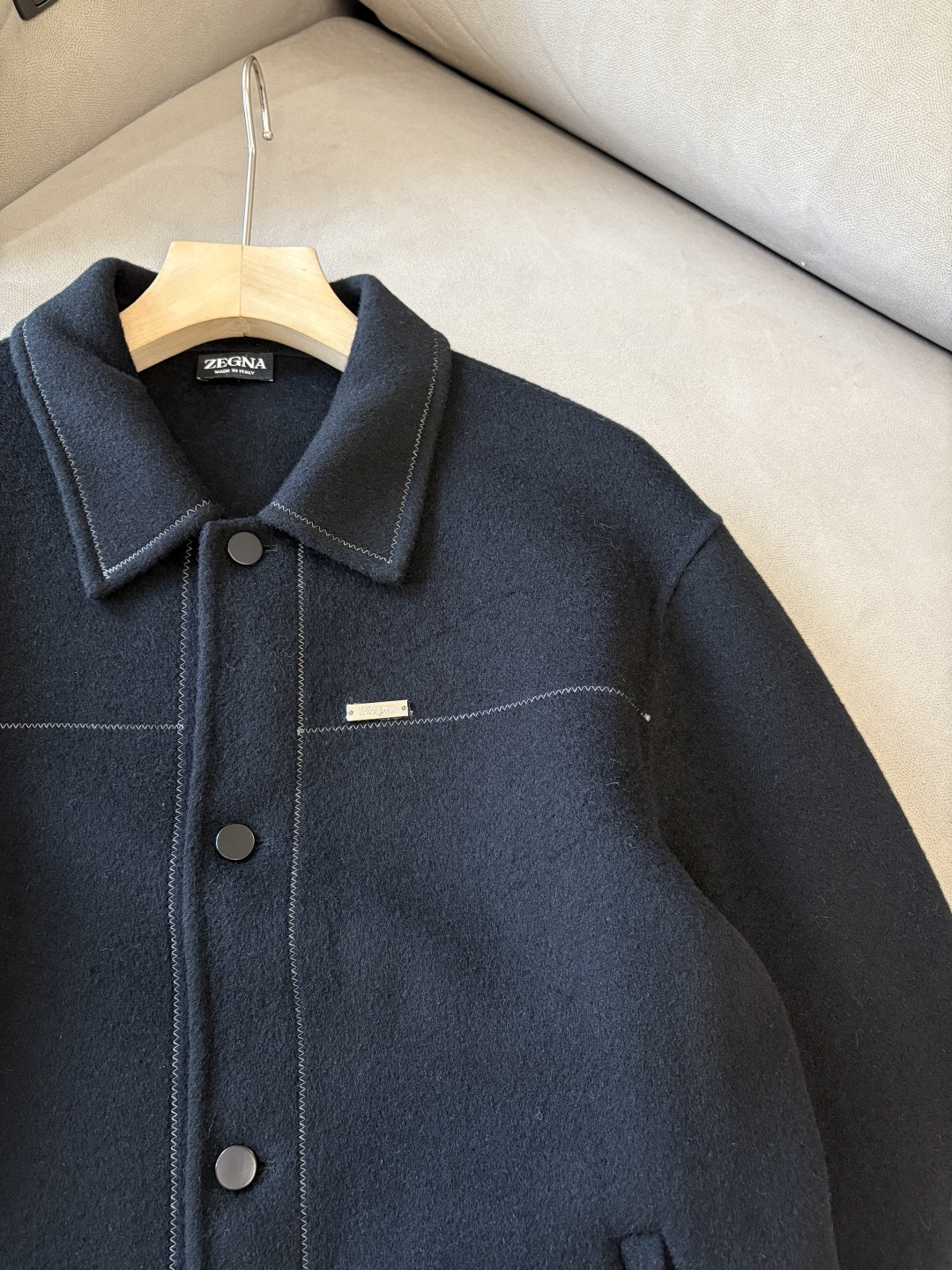 杰尼100%羊毛大衣：演绎冬日的优雅与温暖】冬日的风，带着凛冽与寒意，却也吹来了时尚的契机。当经典的人字