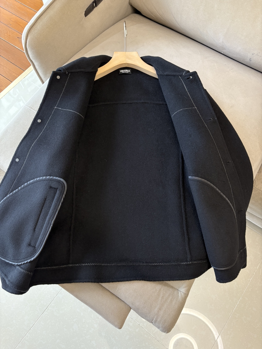 杰尼100%羊毛大衣：演绎冬日的优雅与温暖】冬日的风，带着凛冽与寒意，却也吹来了时尚的契机。当经典的人字