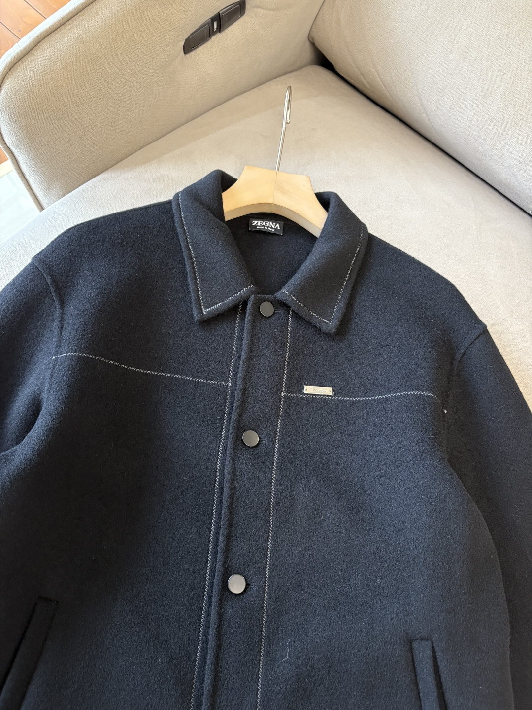 杰尼100%羊毛大衣：演绎冬日的优雅与温暖】冬日的风，带着凛冽与寒意，却也吹来了时尚的契机。当经典的人字