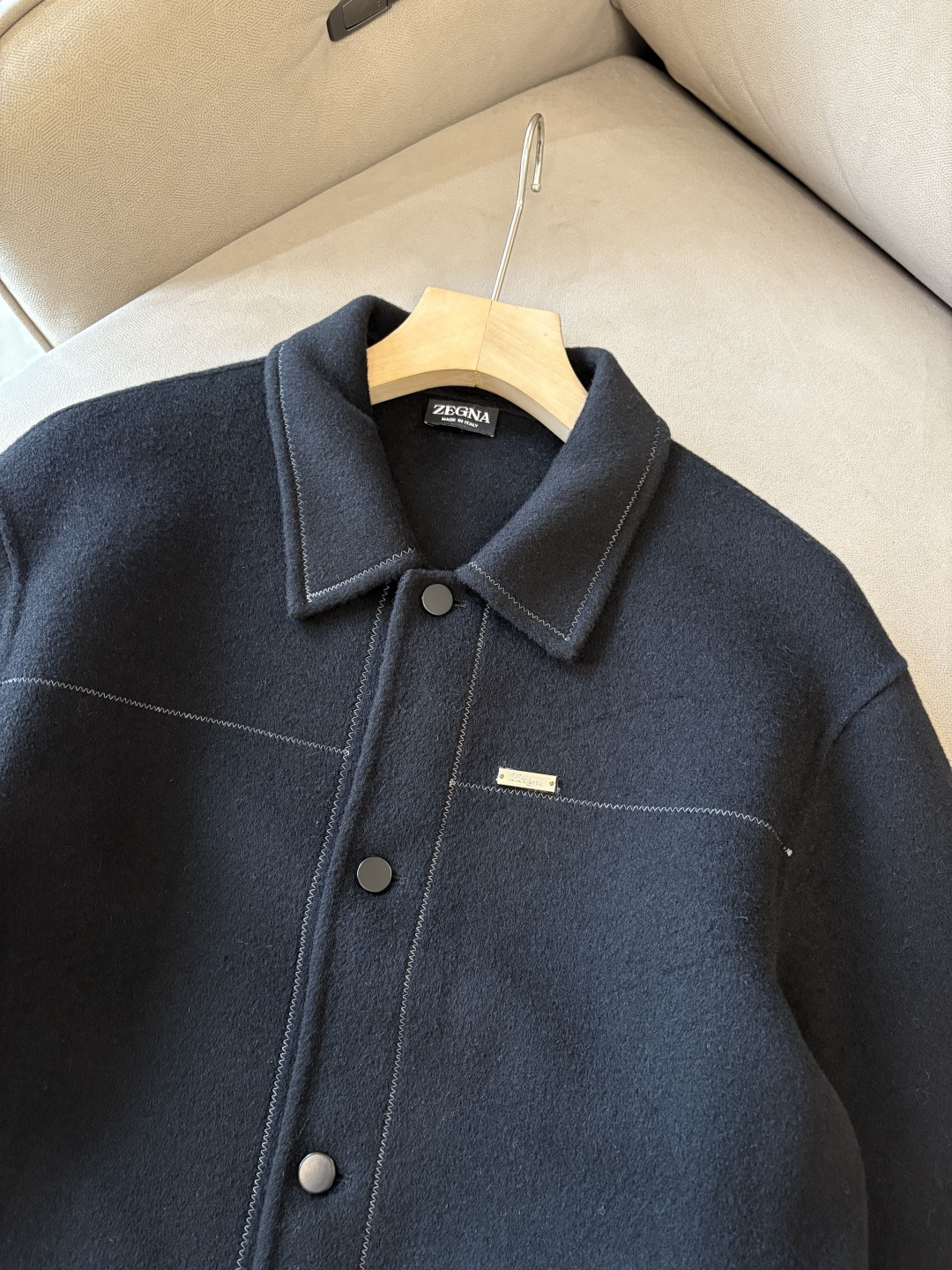 杰尼100%羊毛大衣：演绎冬日的优雅与温暖】冬日的风，带着凛冽与寒意，却也吹来了时尚的契机。当经典的人字