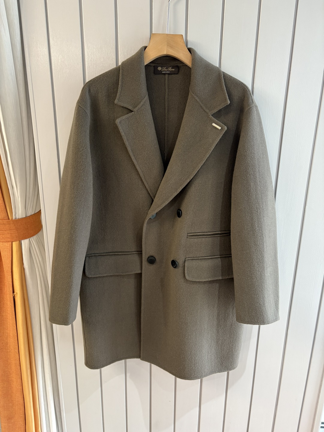 NO:601645,L wool coat interprets the elegance and warmth of winter] The winter wind brings biting and chill, but it also brings fashion opportunities. When the classic herringbone pattern meets the blended fabric of wool and cashmere, a unique coat emerges, adding an irresistible charm to your winter outfit.  With the herringbone texture as the design highlight, the unique pattern seems to tell the story of the years, adding a retro and literary atmosphere to the overall look. Its style is simple yet grand, and the smooth lines outline an elegant outline. Whether it is worn open to show casualness, or buttoned up to create a neat look, it can easily control various styles.  What’s even more surprising is that this coat can be worn with a stand-up collar. The stand-up collar design can not only provide warm protection for your neck in the cold wind, but also instantly enhance your aura and make you stand out from the crowd. When the cold wind blows, stand the collar high, as if you are building a warm barrier for yourself, while still maintaining a sense of fashion.  The choice of fabric is the essence of this coat. The blend of wool and cashmere combines the stiffness of wool with the softness of cashmere. Wool gives the coat good support and warmth, making it able to withstand the severe cold of winter; while the addition of cashmere makes the coat more delicate and skin-friendly to the touch, as if it is wrapped in a layer of soft clouds. This blended fabric is not only comfortable to wear, but also has a high-quality texture, showing a high-quality style.  In terms of color, we have carefully blended two classic tones, dark gray and light coffee. Dark gray is calm and restrained, suitable for you who pursue low-key luxury; light coffee is warm and soft, adding a warm color to winter. No matter what style lover you are, you can find your favorite choice in these two colors. Size M-3XLFFF001, alexander wang19860909L羊毛大衣演绎冬日的优雅与温暖】冬日的风,带着凛冽与寒意,却也吹来了时尚的契机.当经典的人字纹邂逅羊毛与山羊绒的混纺面料,一件别具一格的大衣应运而生,为你的冬日穿搭增添一抹难以抗拒的魅力. 以人字纹理为设计亮点,独特的纹路仿佛在诉说着岁月的故事,为整体造型增添了复古与文艺的气息.它的款式外形简约而不失大气,流畅的线条勾勒出优雅的轮廓,无论是敞开穿展现随性,还是系上扣子塑造利落感,都能轻松驾驭各种风格. 更令人惊喜的是,这款大衣可以实现立领的穿搭方式.立领的设计不仅能在寒风中为你的脖颈提供温暖的守护,还能瞬间提升气场,让你在人群中脱颖而出.当寒风乍起,将领子高高立起,仿佛为自己筑起一道温暖的屏障,同时又不失时尚感. 而面料的选择,更是这款大衣的精髓所在.羊毛与山羊绒的混纺,兼具了羊毛的挺括与山羊绒的柔软.羊毛赋予了大衣良好的支撑性和保暖性,使其能够抵御冬日的严寒；而山羊绒的加入,则让大衣在触感上更加细腻亲肤,仿佛被一层轻柔的云朵包裹.这种混纺面料不仅穿着舒适,而且质感上乘,彰显出高品质的格调. 在色彩上,我们精心调配了深灰与浅咖两种经典色调.深灰,沉稳内敛,适合追求低调奢华的你；浅咖,温暖柔和,为冬日增添一抹温馨的色彩.无论你是哪种风格爱好者,都能在这两款颜色中找到属于自己的心仪之选. 码数M-3XLFFF001,,alexander wang,Men's clothing