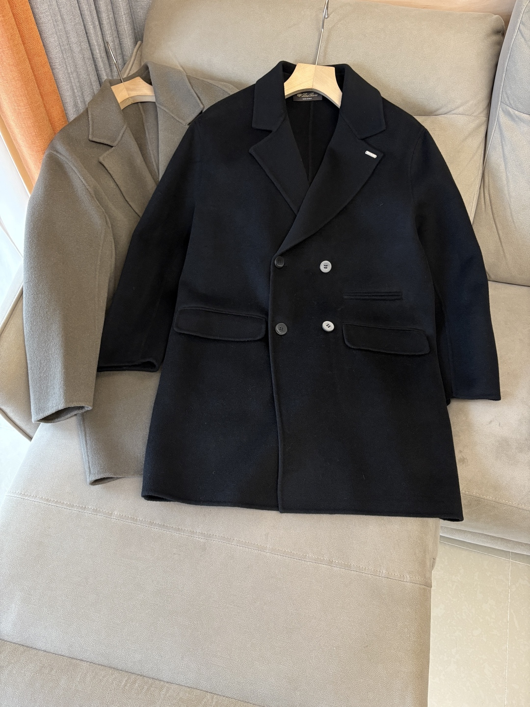 。 L%羊毛大衣：演绎冬日的优雅与温暖】冬日的风，带着凛冽与寒意，却也吹来了时尚的契机。当经典的人字纹邂