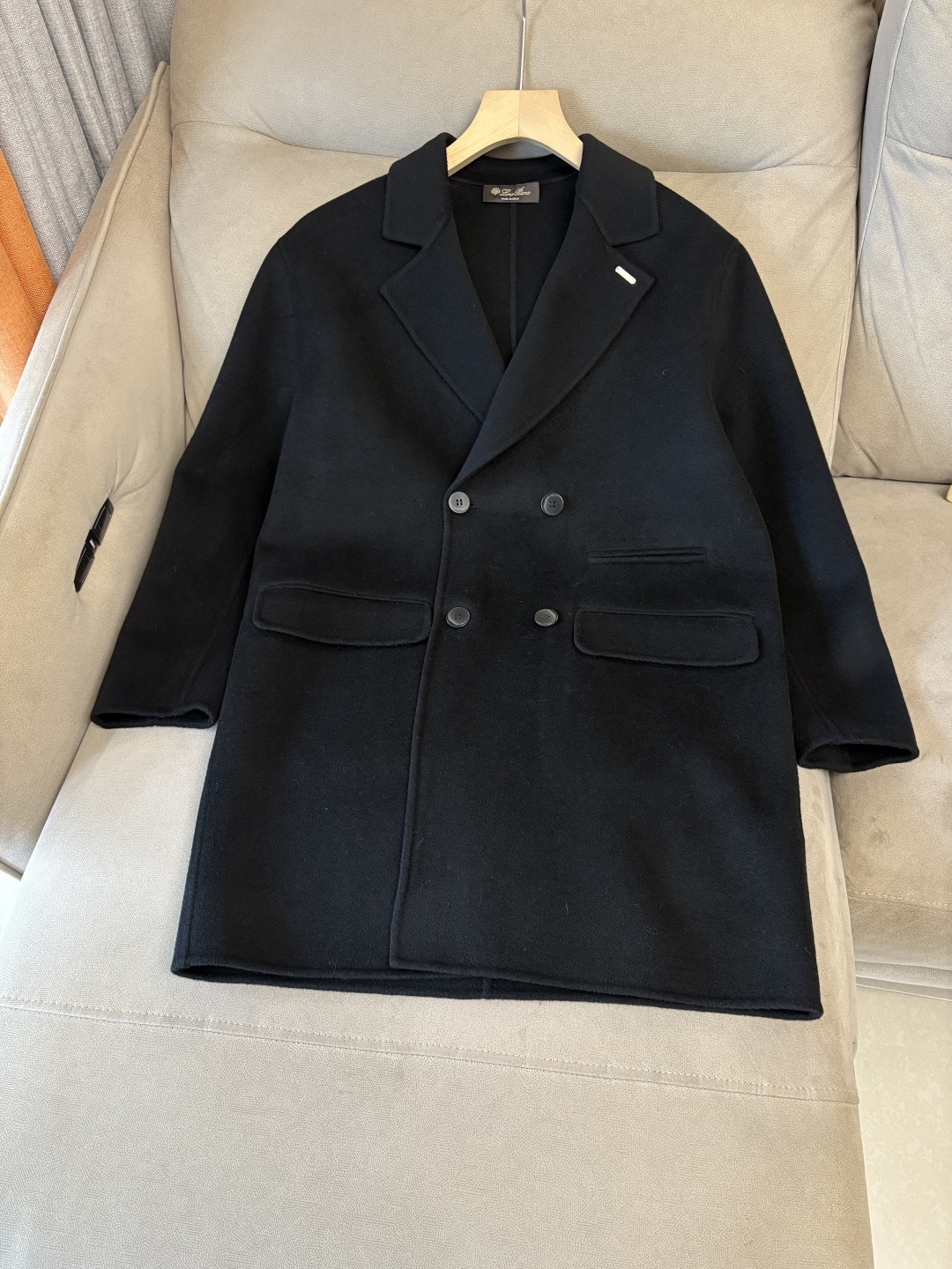 。 L%羊毛大衣：演绎冬日的优雅与温暖】冬日的风，带着凛冽与寒意，却也吹来了时尚的契机。当经典的人字纹邂