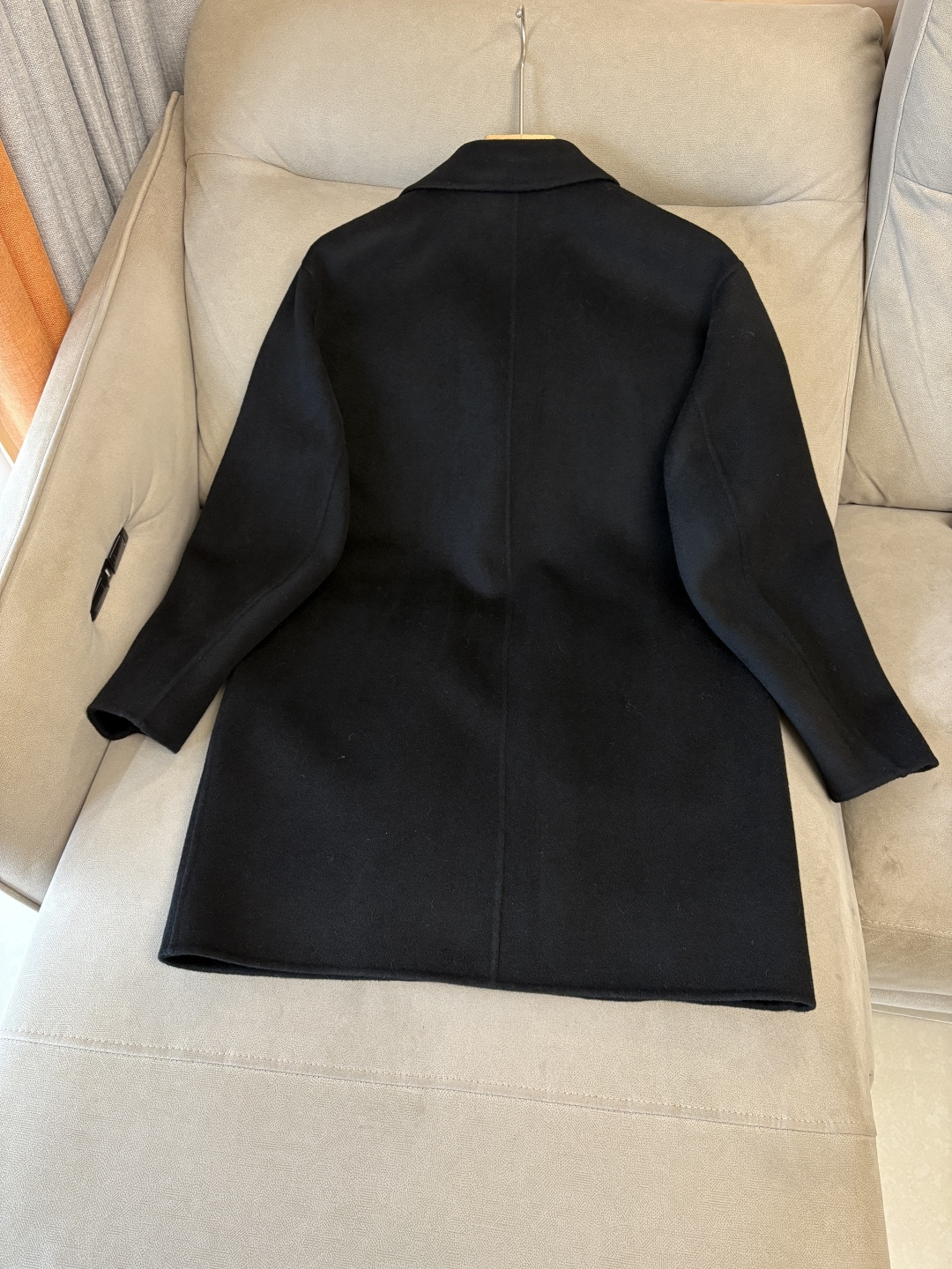 。 L%羊毛大衣：演绎冬日的优雅与温暖】冬日的风，带着凛冽与寒意，却也吹来了时尚的契机。当经典的人字纹邂