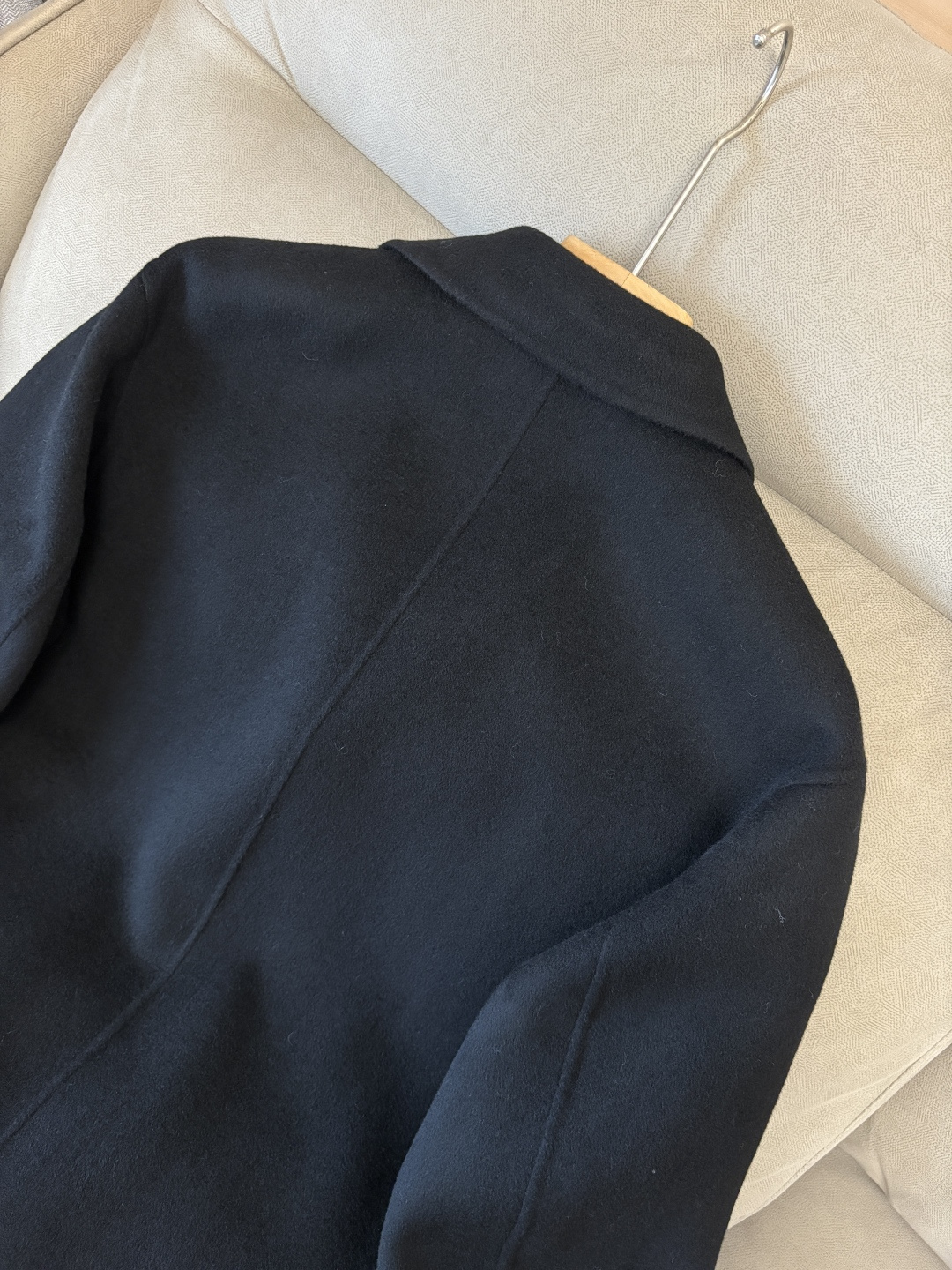 。 L%羊毛大衣：演绎冬日的优雅与温暖】冬日的风，带着凛冽与寒意，却也吹来了时尚的契机。当经典的人字纹邂