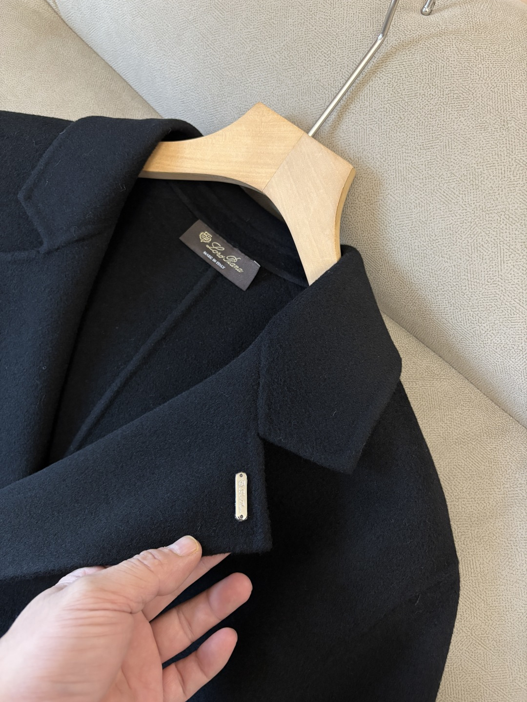 。 L%羊毛大衣：演绎冬日的优雅与温暖】冬日的风，带着凛冽与寒意，却也吹来了时尚的契机。当经典的人字纹邂