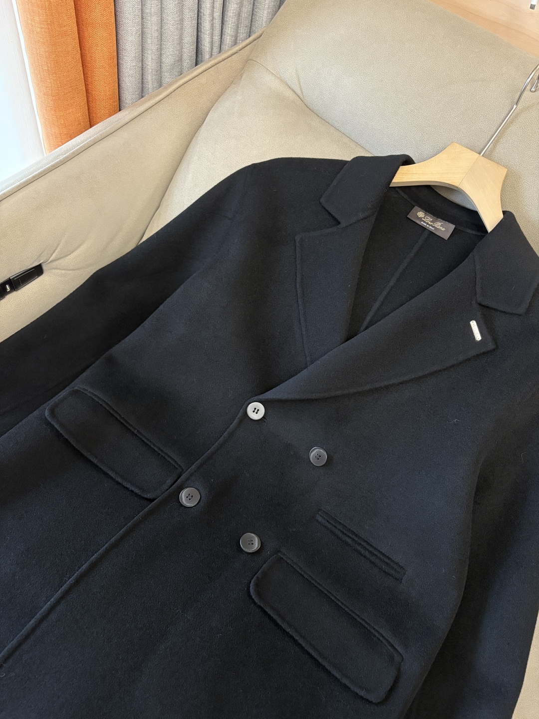 。 L%羊毛大衣：演绎冬日的优雅与温暖】冬日的风，带着凛冽与寒意，却也吹来了时尚的契机。当经典的人字纹邂