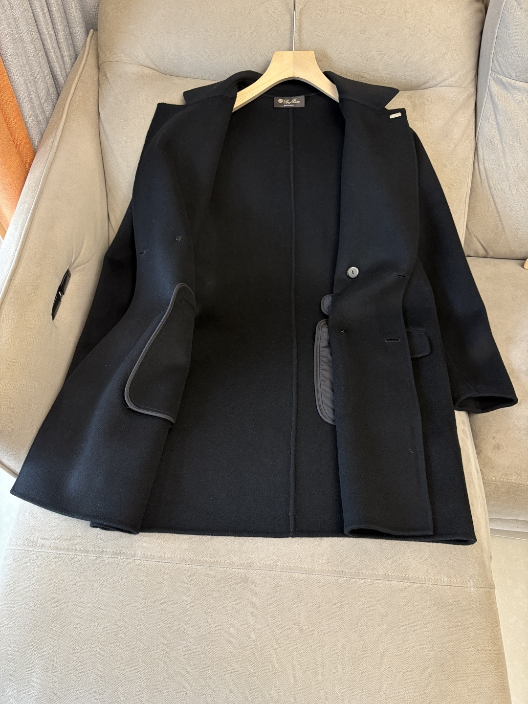 。 L%羊毛大衣：演绎冬日的优雅与温暖】冬日的风，带着凛冽与寒意，却也吹来了时尚的契机。当经典的人字纹邂