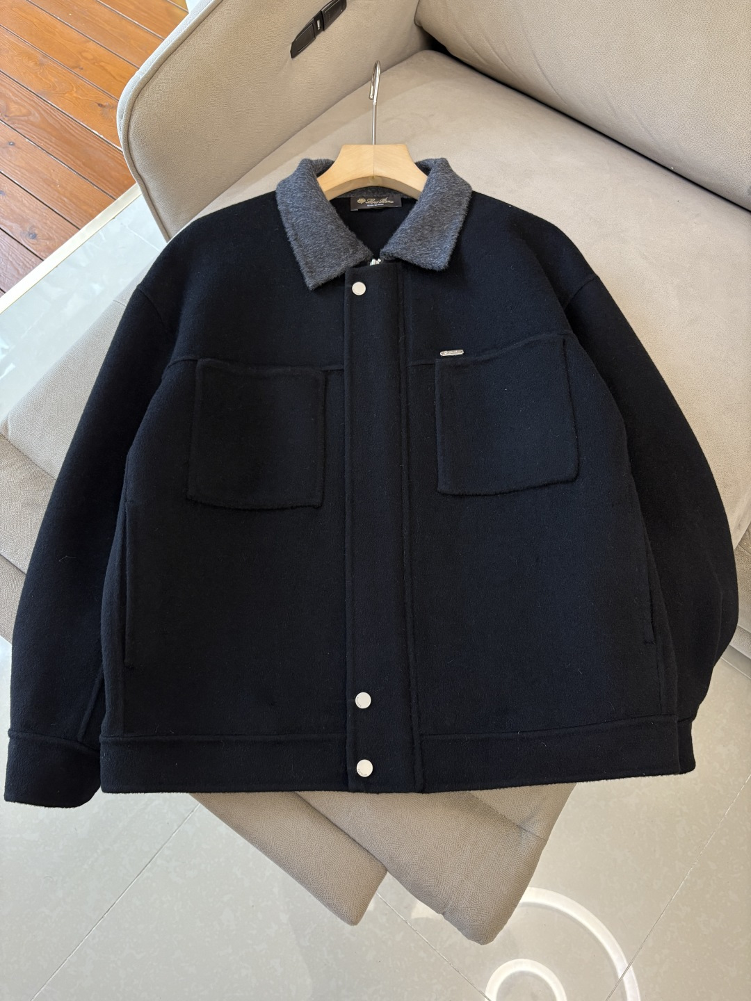 。L%羊毛大衣：演绎冬日的优雅与温暖】冬日的风，带着凛冽与寒意，却也吹来了时尚的契机。当经典的人字纹邂逅