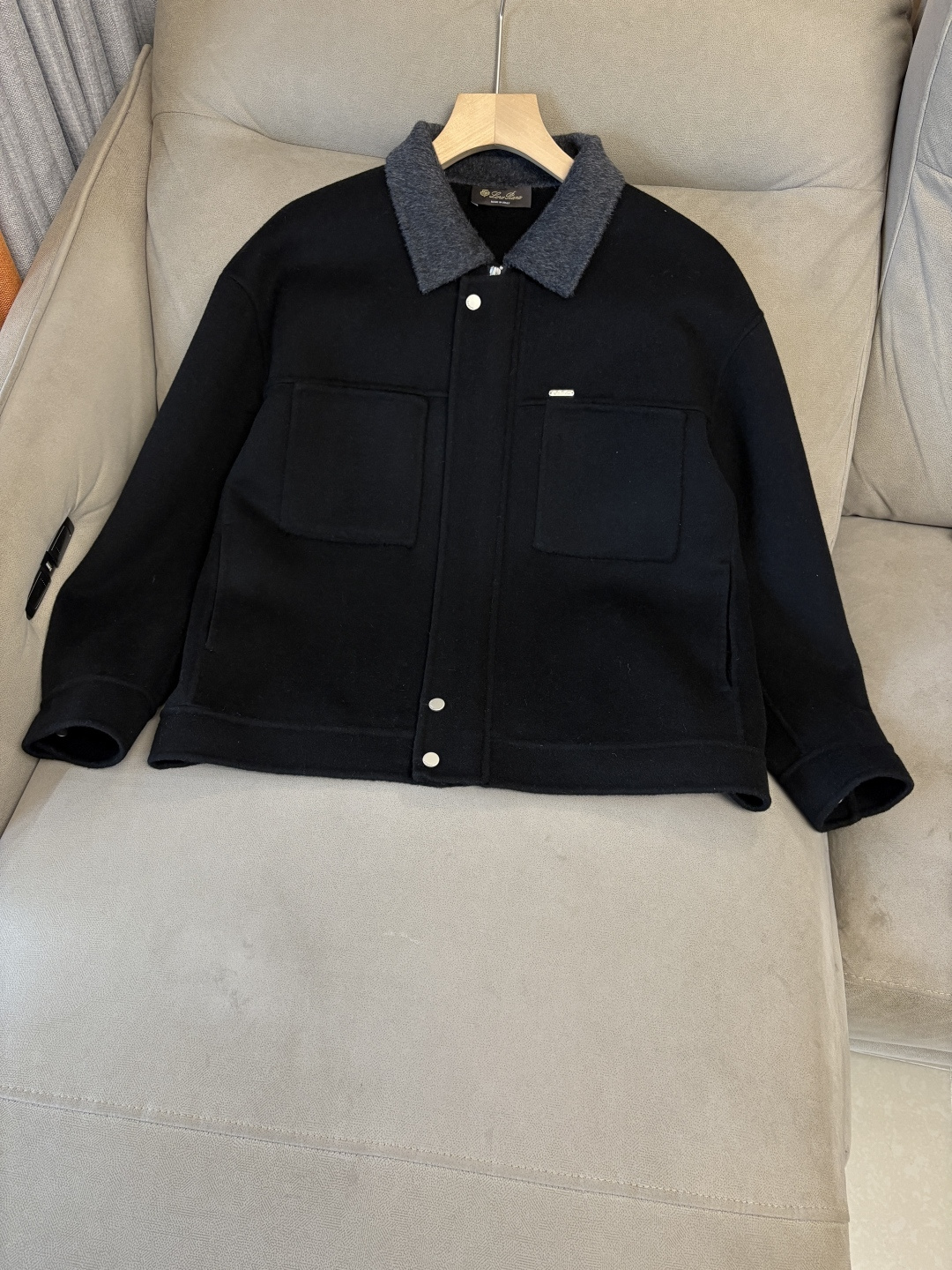 NO:628876,L wool coat interprets the elegance and warmth of winter] The winter wind brings biting and chill, but it also brings fashion opportunities. When the classic herringbone pattern meets the blended fabric of wool and cashmere, a unique coat emerges, adding an irresistible charm to your winter outfit.  With the herringbone texture as the design highlight, the unique pattern seems to tell the story of the years, adding a retro and literary atmosphere to the overall look. Its style is simple yet grand, and the smooth lines outline an elegant outline. Whether it is worn open to show casualness, or buttoned up to create a neat look, it can easily control various styles.  What’s even more surprising is that this coat can be worn with a stand-up collar. The stand-up collar design can not only provide warm protection for your neck in the cold wind, but also instantly enhance your aura and make you stand out from the crowd. When the cold wind blows, stand the collar high, as if you are building a warm barrier for yourself, while still maintaining a sense of fashion.  The choice of fabric is the essence of this coat. The blend of wool and cashmere combines the stiffness of wool with the softness of cashmere. Wool gives the coat good support and warmth, making it able to withstand the severe cold of winter; while the addition of cashmere makes the coat more delicate and skin-friendly to the touch, as if it is wrapped in a layer of soft clouds. This blended fabric is not only comfortable to wear, but also has a high-quality texture, showing a high-quality style.  In terms of color, we have carefully blended two classic tones, dark gray and light coffee. Dark gray is calm and restrained, suitable for you who pursue low-key luxury; light coffee is warm and soft, adding a warm color to winter. No matter what style lover you are, you can find your favorite choice in these two colors. Size M-3XLFFF001, alexander wang19860909L羊毛大衣演绎冬日的优雅与温暖】冬日的风,带着凛冽与寒意,却也吹来了时尚的契机.当经典的人字纹邂逅羊毛与山羊绒的混纺面料,一件别具一格的大衣应运而生,为你的冬日穿搭增添一抹难以抗拒的魅力. 以人字纹理为设计亮点,独特的纹路仿佛在诉说着岁月的故事,为整体造型增添了复古与文艺的气息.它的款式外形简约而不失大气,流畅的线条勾勒出优雅的轮廓,无论是敞开穿展现随性,还是系上扣子塑造利落感,都能轻松驾驭各种风格. 更令人惊喜的是,这款大衣可以实现立领的穿搭方式.立领的设计不仅能在寒风中为你的脖颈提供温暖的守护,还能瞬间提升气场,让你在人群中脱颖而出.当寒风乍起,将领子高高立起,仿佛为自己筑起一道温暖的屏障,同时又不失时尚感. 而面料的选择,更是这款大衣的精髓所在.羊毛与山羊绒的混纺,兼具了羊毛的挺括与山羊绒的柔软.羊毛赋予了大衣良好的支撑性和保暖性,使其能够抵御冬日的严寒；而山羊绒的加入,则让大衣在触感上更加细腻亲肤,仿佛被一层轻柔的云朵包裹.这种混纺面料不仅穿着舒适,而且质感上乘,彰显出高品质的格调. 在色彩上,我们精心调配了深灰与浅咖两种经典色调.深灰,沉稳内敛,适合追求低调奢华的你；浅咖,温暖柔和,为冬日增添一抹温馨的色彩.无论你是哪种风格爱好者,都能在这两款颜色中找到属于自己的心仪之选. 码数M-3XLFFF001,,alexander wang,Men's clothing