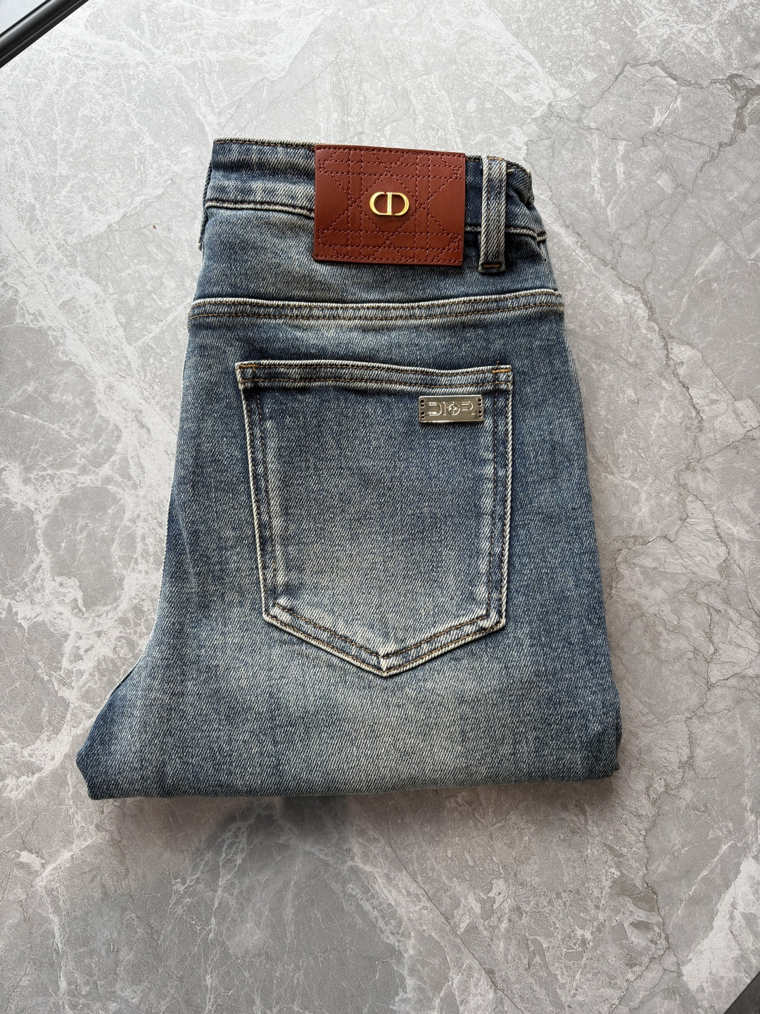 NO:661694,The counter's 2025 autumn and winter design recommendations are hot-selling jeans with soft skin-friendly fabrics. Luxurious first-layer cowhide waist tags. Classic blue wash. Limited edition at the counter. Luxurious custom-made fabrics. Craftsmanship + washing. Foreign trade quality and detail processing. Absolutely love this color. I love it. The hot sale in the counter for autumn and winter. Pre-sale. Sold out. Hot single color. Versatile. Big cow flavor. Stretch slim small straight pants. Size. 29-38, 35, no 37.  FFF001,,jeans,cowhide, 19860909专柜2025秋冬设计推荐 热卖牛仔裤柔软亲肤面料 奢华头层牛皮腰牌 经典蓝洗水 专柜限量款 奢华感订制面料 工艺+洗水外贸品质感细节处理满满到位 这颜色绝对爱了爱了专柜秋冬热卖预售即售完款爆单款色系百搭大牛味 弹力修身小直筒裤型 尺码.29-38有35无37码 FFF001,,jeans,cowhide, ,Men's clothing