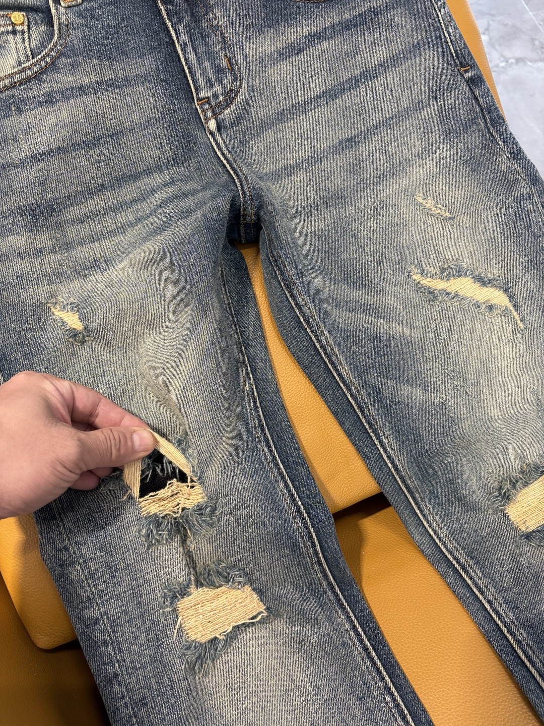 专柜🆕2025秋冬设计推荐 热卖牛仔裤🆕柔软亲肤面料 奢华头层牛皮腰牌 经典蓝洗水 专柜限量款 奢华感订