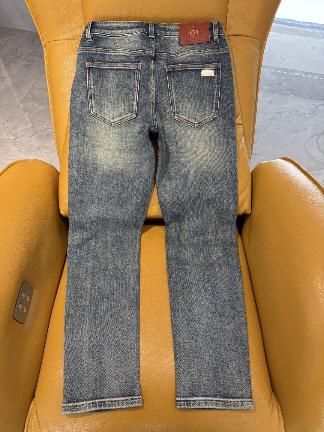 专柜🆕2025秋冬设计推荐 热卖牛仔裤🆕柔软亲肤面料 奢华头层牛皮腰牌 经典蓝洗水 专柜限量款 奢华感订