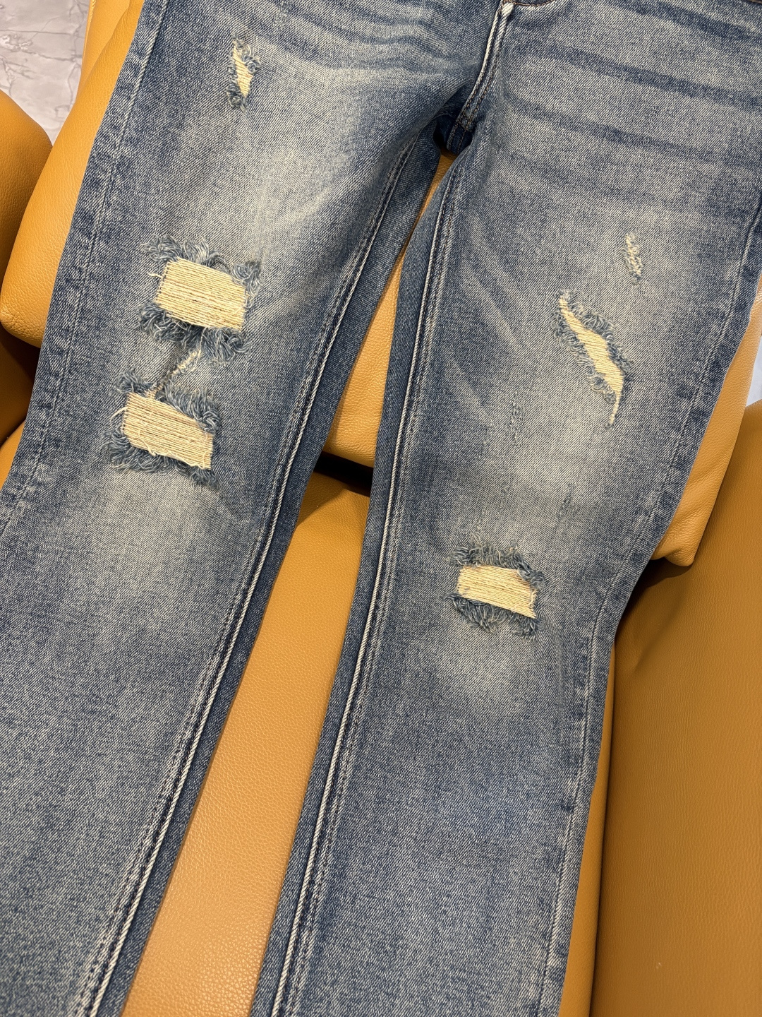 专柜🆕2025秋冬设计推荐 热卖牛仔裤🆕柔软亲肤面料 奢华头层牛皮腰牌 经典蓝洗水 专柜限量款 奢华感订