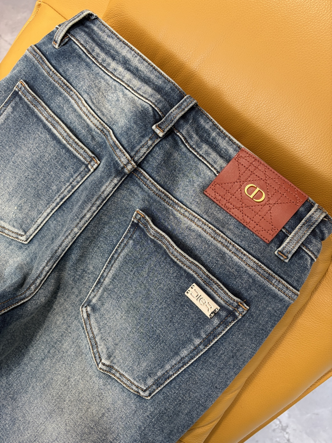 专柜🆕2025秋冬设计推荐 热卖牛仔裤🆕柔软亲肤面料 奢华头层牛皮腰牌 经典蓝洗水 专柜限量款 奢华感订
