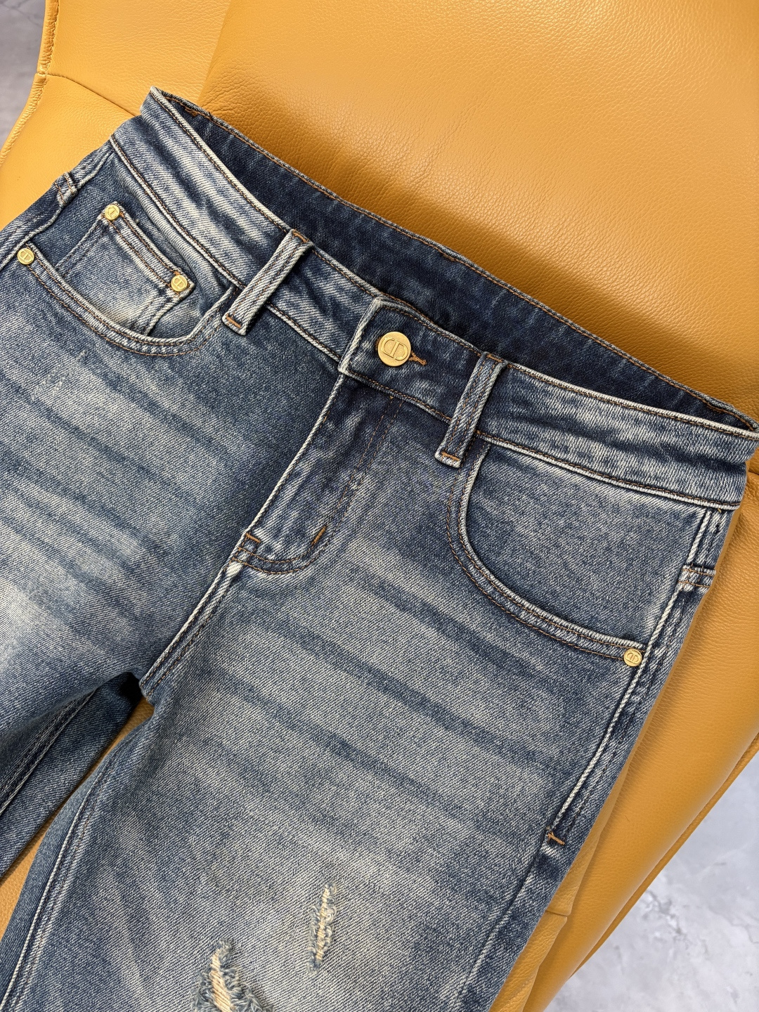 专柜🆕2025秋冬设计推荐 热卖牛仔裤🆕柔软亲肤面料 奢华头层牛皮腰牌 经典蓝洗水 专柜限量款 奢华感订