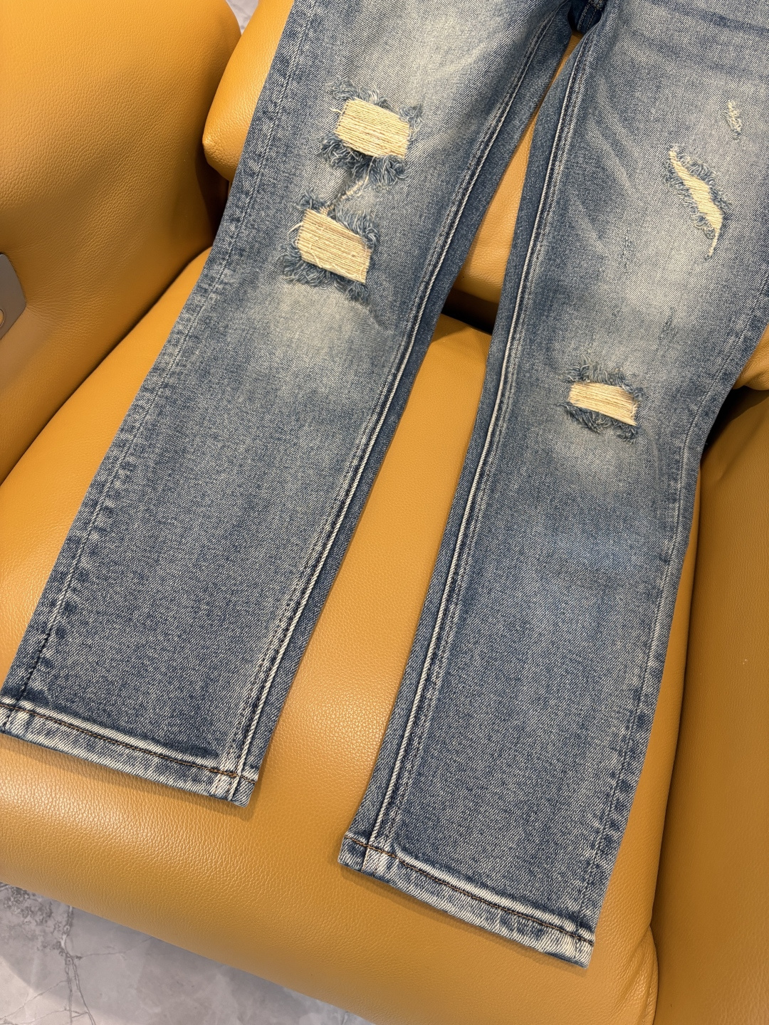 专柜🆕2025秋冬设计推荐 热卖牛仔裤🆕柔软亲肤面料 奢华头层牛皮腰牌 经典蓝洗水 专柜限量款 奢华感订