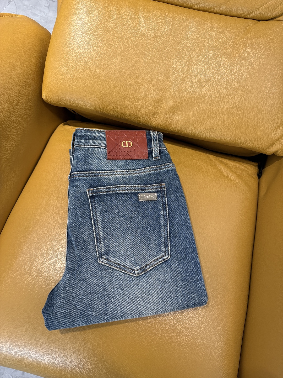 专柜🆕2025秋冬设计推荐 热卖牛仔裤🆕柔软亲肤面料 奢华头层牛皮腰牌 经典蓝洗水 专柜限量款 奢华感订