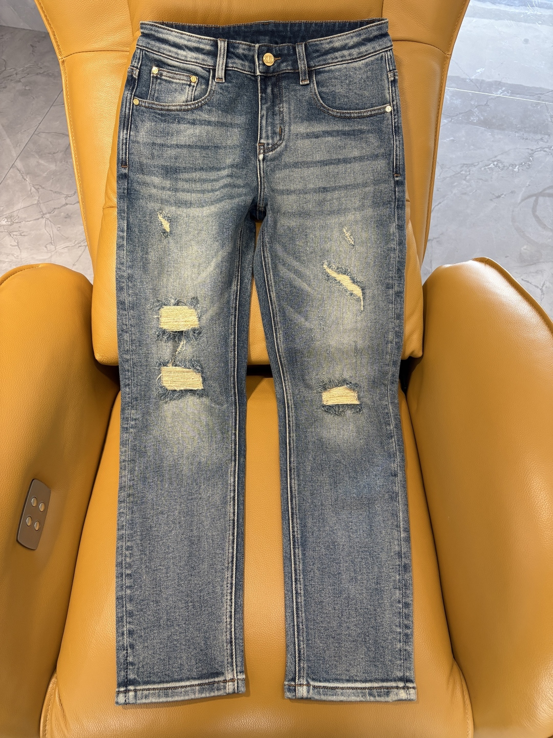 专柜🆕2025秋冬设计推荐 热卖牛仔裤🆕柔软亲肤面料 奢华头层牛皮腰牌 经典蓝洗水 专柜限量款 奢华感订