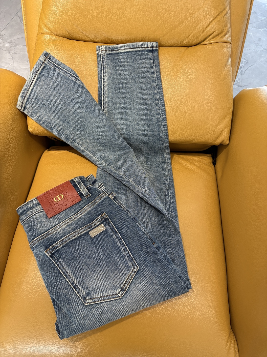 专柜🆕2025秋冬设计推荐 热卖牛仔裤🆕柔软亲肤面料 奢华头层牛皮腰牌 经典蓝洗水 专柜限量款 奢华感订