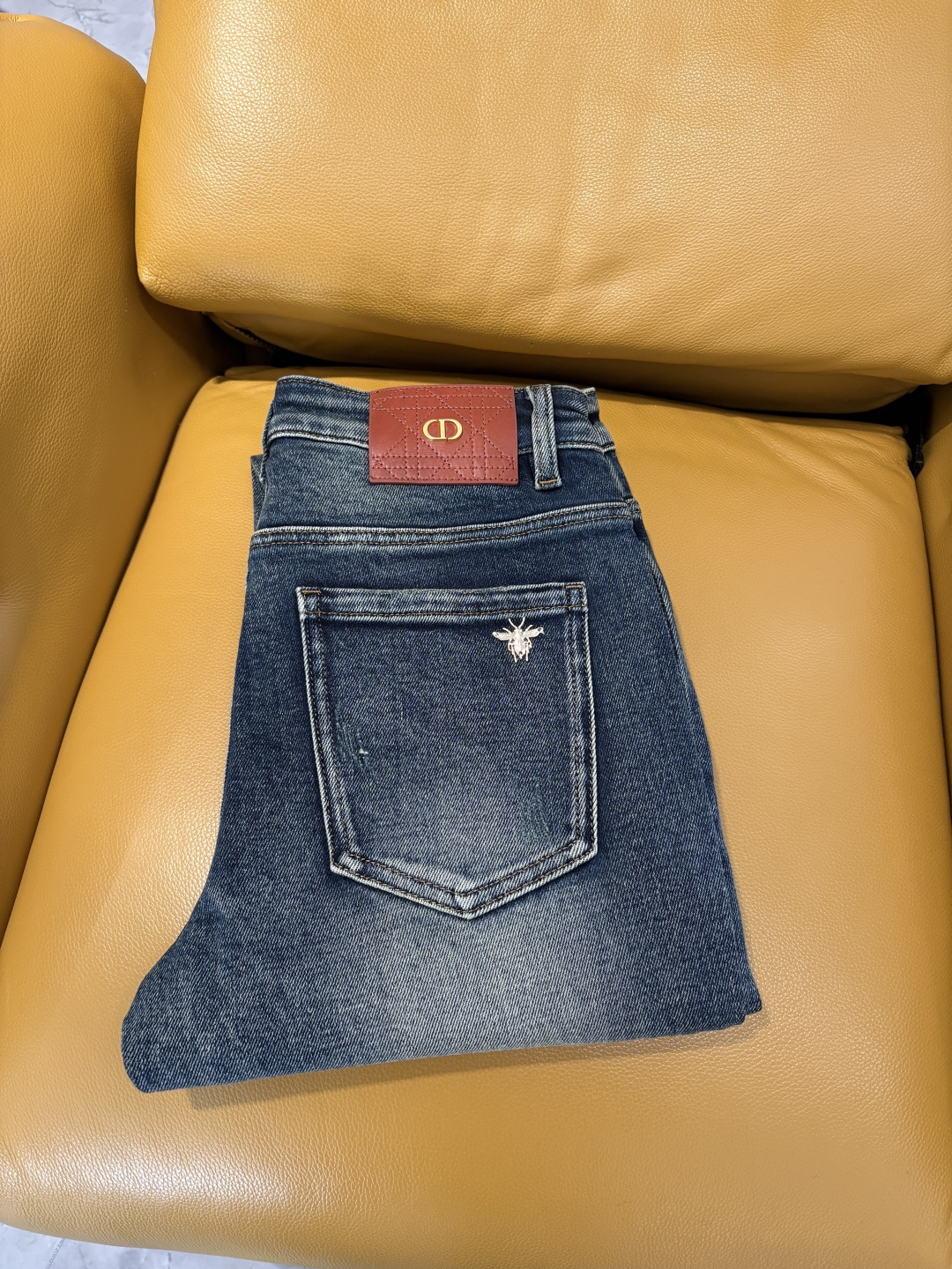 NO:628950,The counter's 2025 autumn and winter design recommendations are hot-selling jeans with soft skin-friendly fabrics. Luxurious first-layer cowhide waist tags. Classic blue wash. Limited edition at the counter. Luxurious custom-made fabrics. Craftsmanship + washing. Foreign trade quality and detail processing. Absolutely love this color. I love it. The hot sale in the counter for autumn and winter. Pre-sale. Sold out. Hot single color. Versatile. Big cow flavor. Stretch slim small straight pants. Size. 29-38, 35, no 37.  FFF001,,jeans,cowhide,alexander wang19860909专柜2025秋冬设计推荐 热卖牛仔裤柔软亲肤面料 奢华头层牛皮腰牌 经典蓝洗水 专柜限量款 奢华感订制面料 工艺+洗水外贸品质感细节处理满满到位 这颜色绝对爱了爱了专柜秋冬热卖预售即售完款爆单款色系百搭大牛味 弹力修身小直筒裤型 尺码.29-38有35无37码 FFF001,,jeans,cowhide,alexander wang,Men's clothing