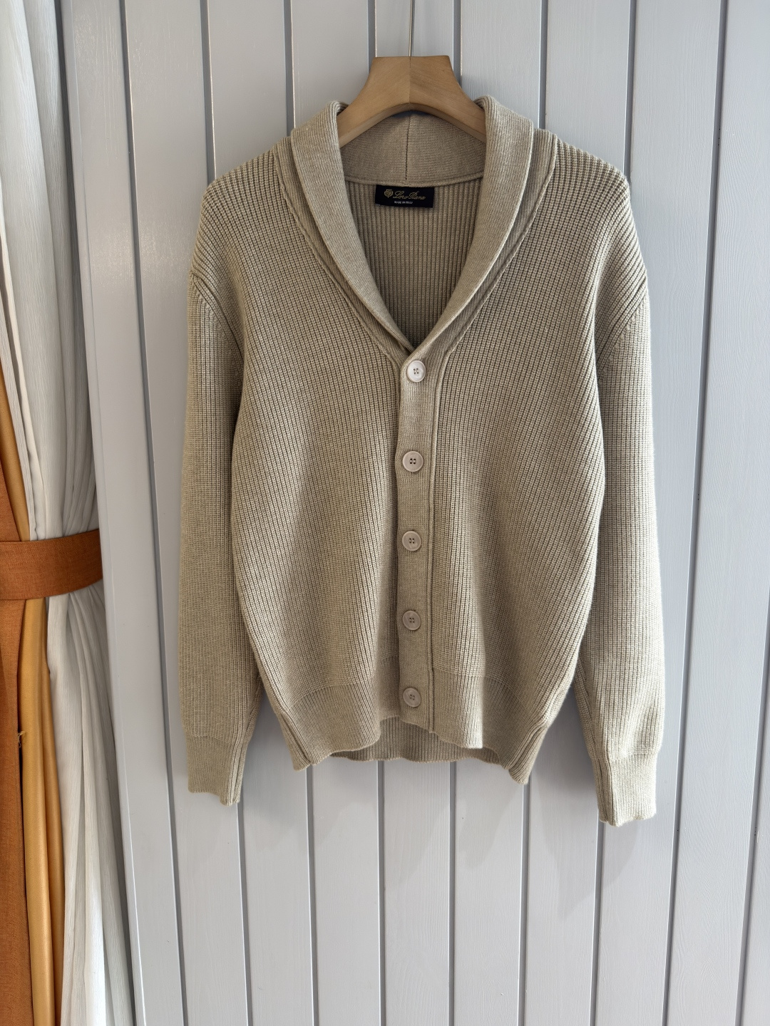 NO:610383,The 'Time-consuming King' diamond jacquard design selects ultra-fine high-quality yarns for the lapel short-sleeved men's collection. The 'Time-consuming King' round neck is a luxurious craftsmanship that touches the skin. The diamond-shaped hollow jacquard is made with ingenuity. The three-dimensional diamond-shaped jacquard that took several months to carve creates an architectural aesthetic texture between the warp and weft.  The simple lapel outlines neat lines, and the short-sleeved cut is suitable for many scenes - when layered with a suit for a business meeting, it looks elegant, or when worn alone for leisure time, it shows the gentleman's taste. The collection style will never fade. The details are testimony to the quality. Precision turning ensures that the seams are smooth, and the bone reinforcement is durable and not deformed; the collar thread has been washed and tested, and it still looks like new after long-term wear. Every detail is a testimony of 'time-consuming'. Size M- 3XL  FFF001,,T-shirt,business suit,alexander wang19860909耗时王”菱形提花设计甄选超细优质纱线翻领短袖男士典藏款「耗时王」圆领奢雅工艺,触肤即高阶. 匠心底蕴菱形镂空提花 耗时数月雕琢的立体菱形提花,经纬间织就建筑美学肌理,光影穿透时显隐交错,举手投足尽展低调奢华. 经典型格翻领短袖设计 简约翻领勾勒利落线条,短袖剪裁适配多场景——商务会晤时叠搭西装显儒雅,休闲时光单穿流露绅士品味,典藏款型永不褪色. 细节至臻品质见证 精密车工确保接缝平整,骨位加固耐穿不变形；领口螺纹经水洗测试,久穿仍挺括如新,每一处细节皆为「耗时」证言. 码数M- 3XL FFF001,,T-shirt,business suit,alexander wang,Men's clothing