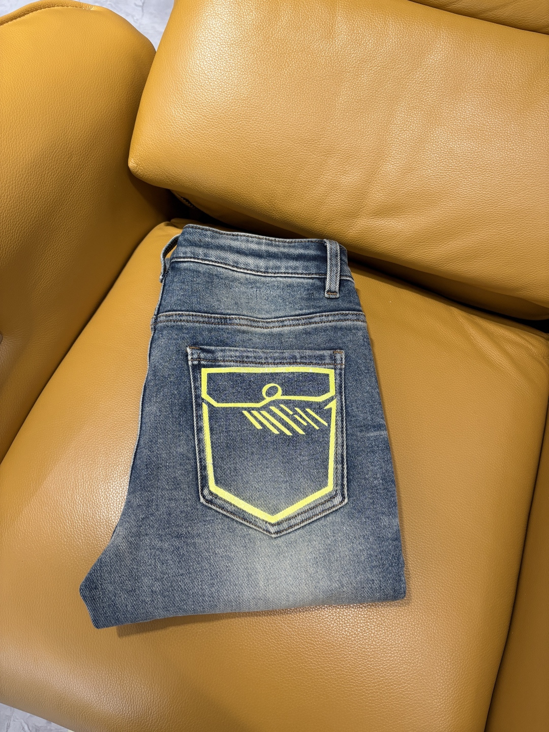 专柜🆕2025秋冬设计推荐 热卖牛仔裤🆕柔软亲肤面料 奢华头层牛皮腰牌 经典蓝洗水 专柜限量款 奢华感订