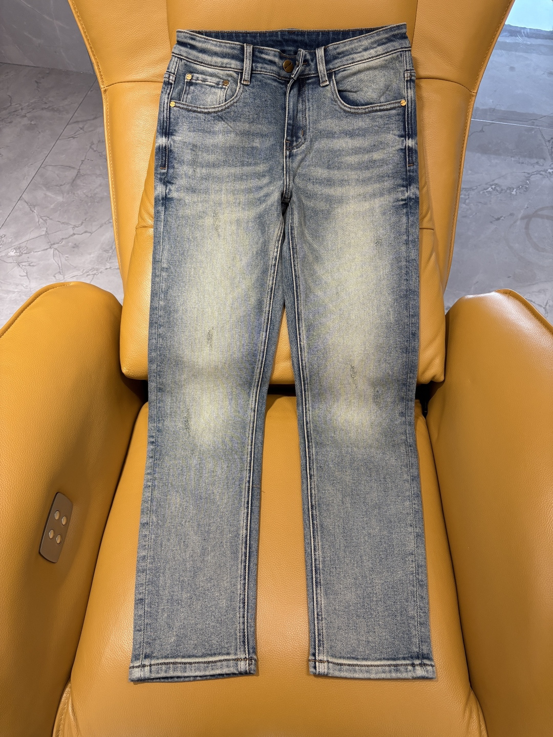 专柜🆕2025秋冬设计推荐 热卖牛仔裤🆕柔软亲肤面料 奢华头层牛皮腰牌 经典蓝洗水 专柜限量款 奢华感订