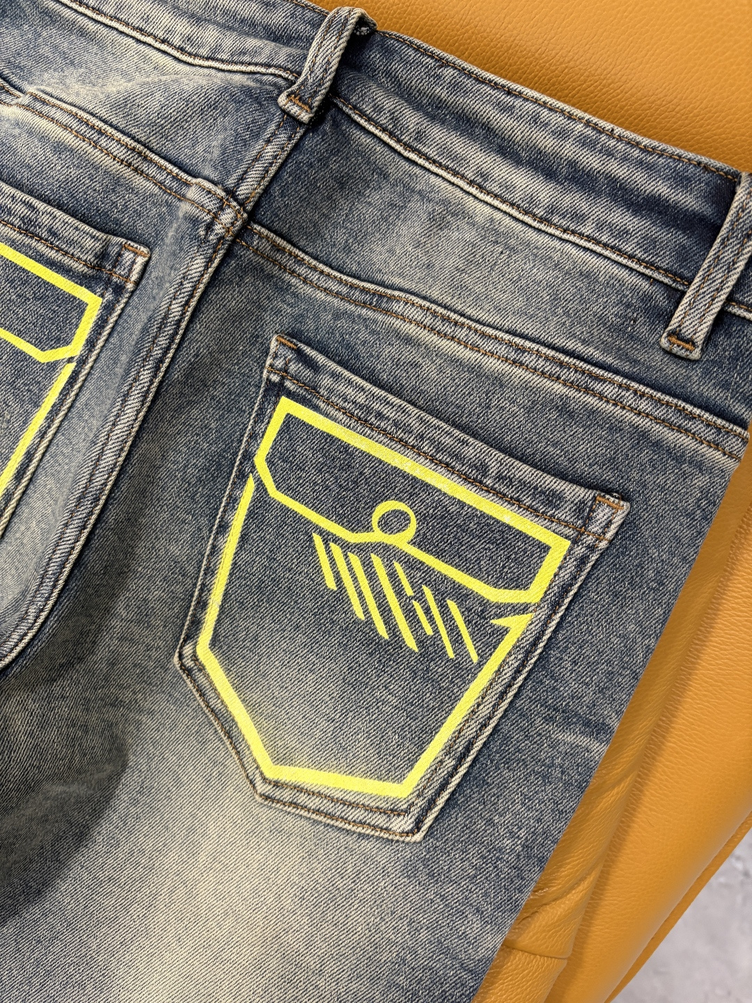 专柜🆕2025秋冬设计推荐 热卖牛仔裤🆕柔软亲肤面料 奢华头层牛皮腰牌 经典蓝洗水 专柜限量款 奢华感订