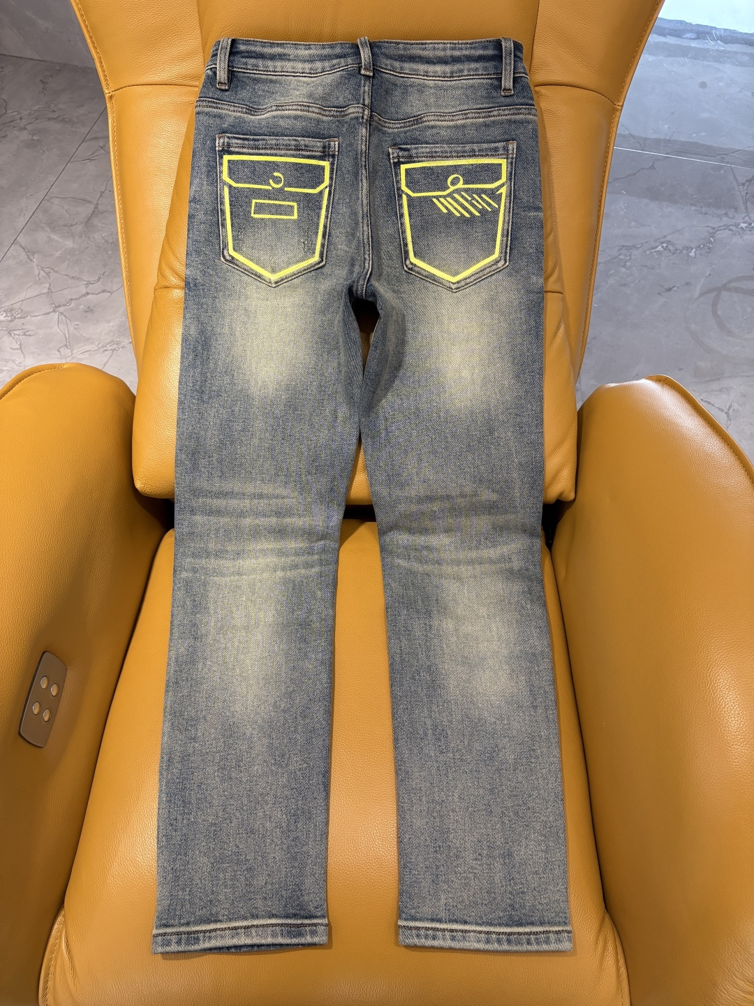 专柜🆕2025秋冬设计推荐 热卖牛仔裤🆕柔软亲肤面料 奢华头层牛皮腰牌 经典蓝洗水 专柜限量款 奢华感订