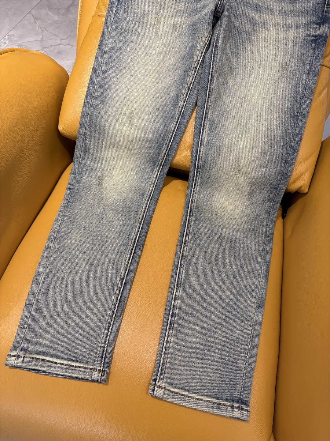 专柜🆕2025秋冬设计推荐 热卖牛仔裤🆕柔软亲肤面料 奢华头层牛皮腰牌 经典蓝洗水 专柜限量款 奢华感订