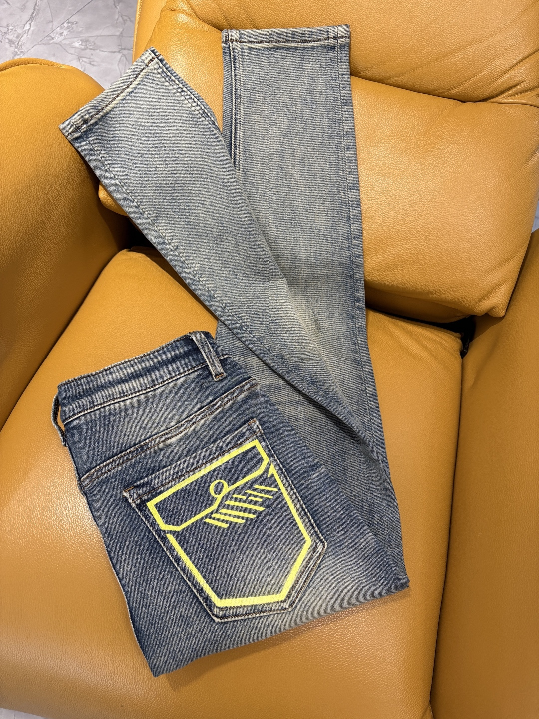 专柜🆕2025秋冬设计推荐 热卖牛仔裤🆕柔软亲肤面料 奢华头层牛皮腰牌 经典蓝洗水 专柜限量款 奢华感订