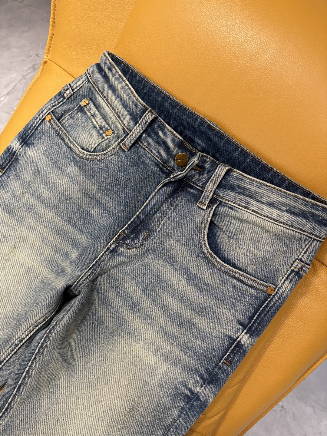 专柜🆕2025秋冬设计推荐 热卖牛仔裤🆕柔软亲肤面料 奢华头层牛皮腰牌 经典蓝洗水 专柜限量款 奢华感订