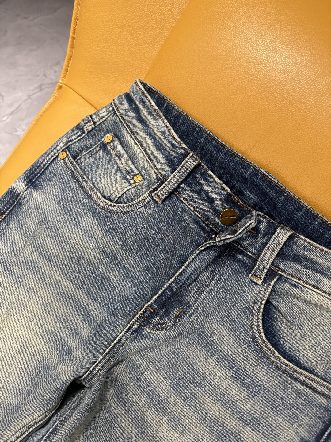 专柜🆕2025秋冬设计推荐 热卖牛仔裤🆕柔软亲肤面料 奢华头层牛皮腰牌 经典蓝洗水 专柜限量款 奢华感订