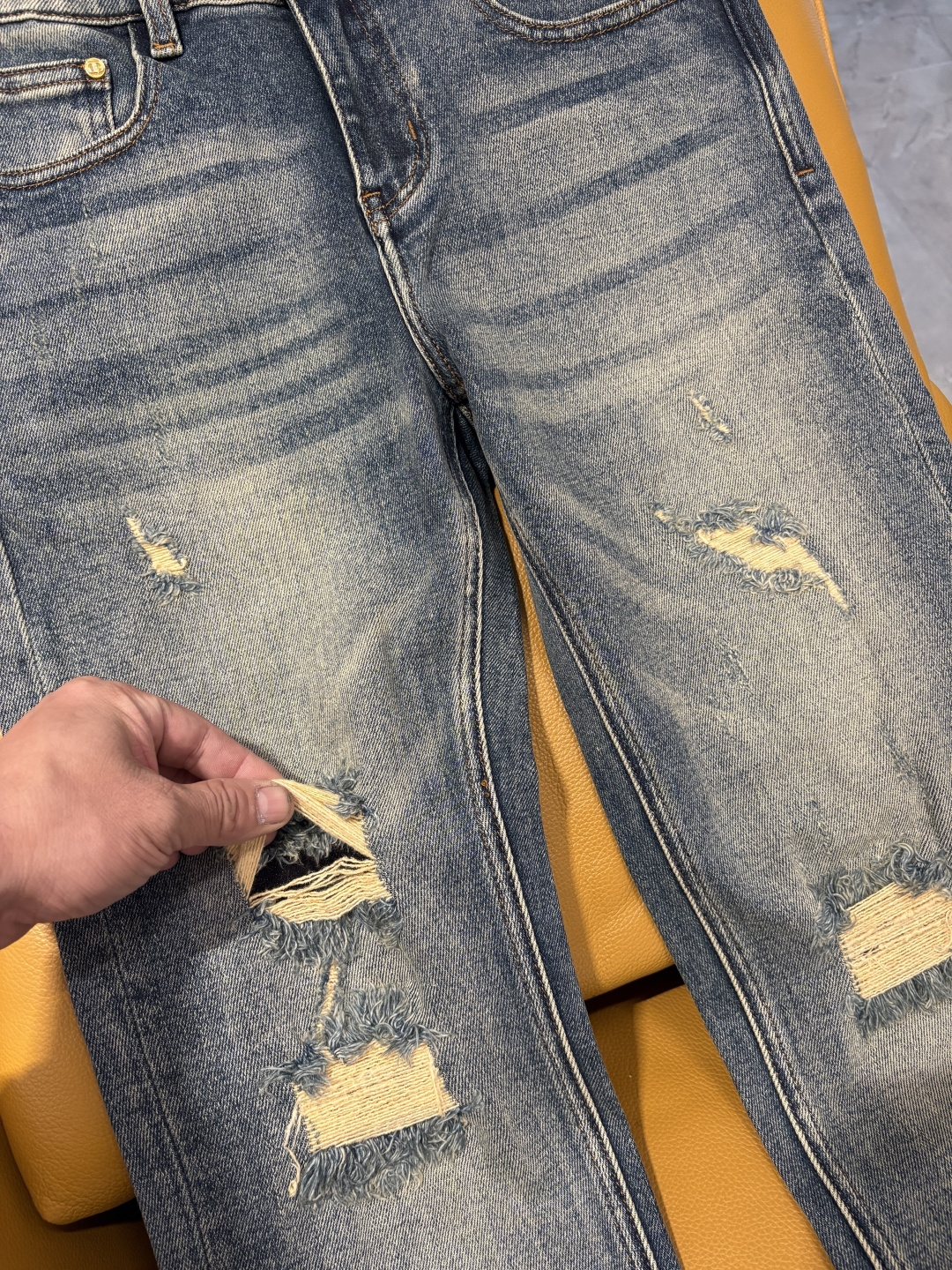 专柜🆕2025秋冬设计推荐 热卖牛仔裤🆕柔软亲肤面料 奢华头层牛皮腰牌 经典蓝洗水 专柜限量款 奢华感订