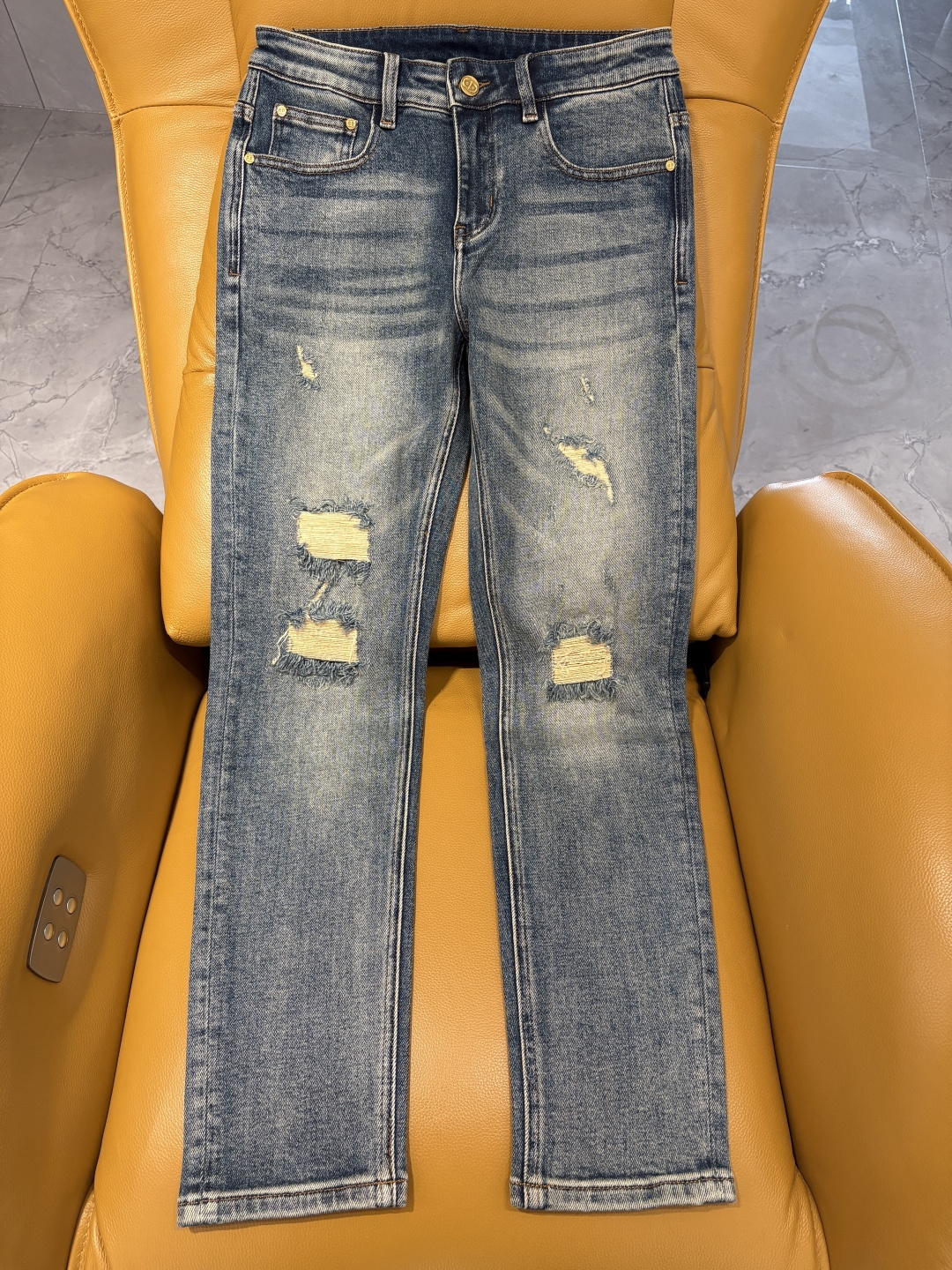 专柜🆕2025秋冬设计推荐 热卖牛仔裤🆕柔软亲肤面料 奢华头层牛皮腰牌 经典蓝洗水 专柜限量款 奢华感订