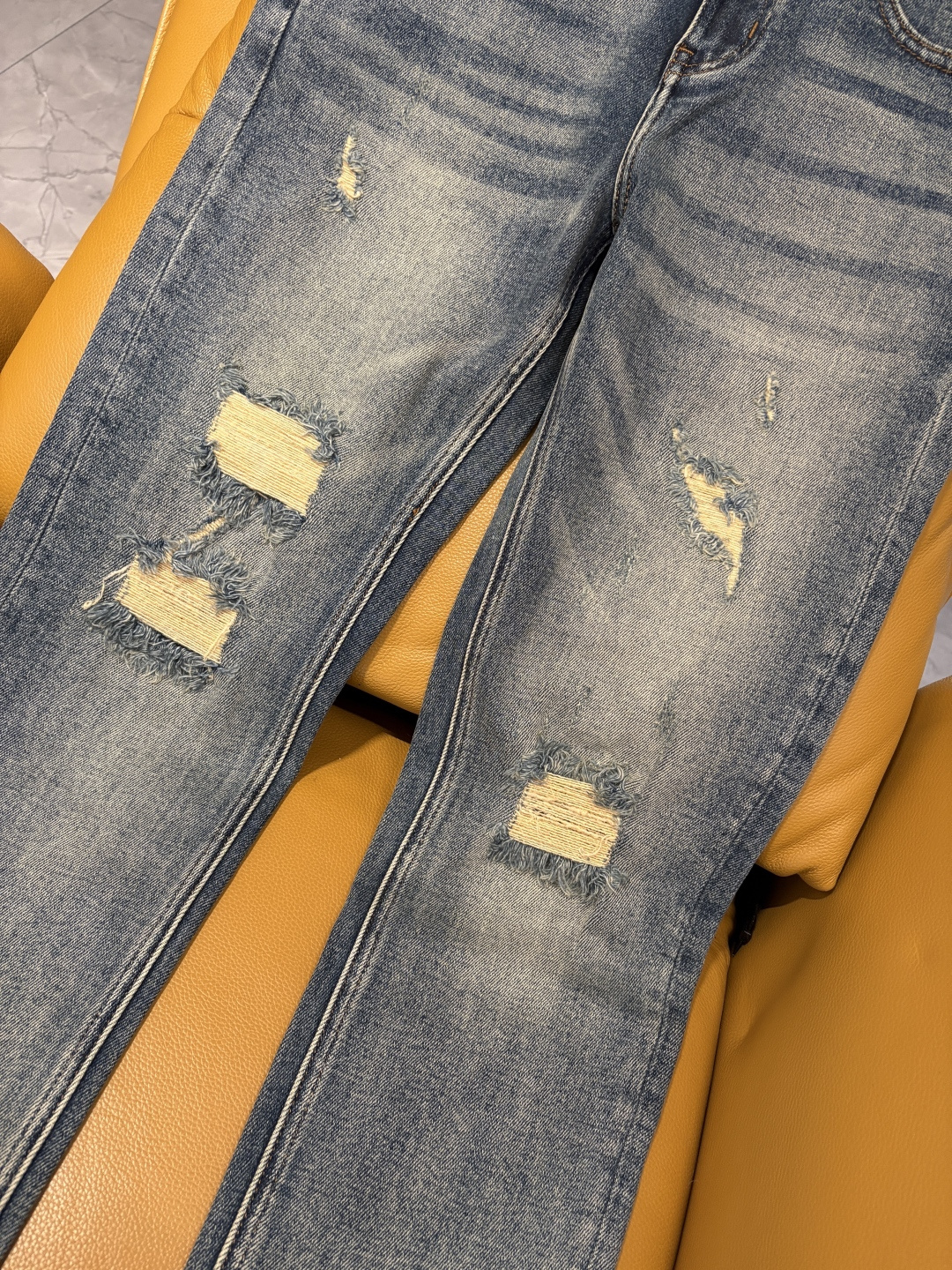 专柜🆕2025秋冬设计推荐 热卖牛仔裤🆕柔软亲肤面料 奢华头层牛皮腰牌 经典蓝洗水 专柜限量款 奢华感订