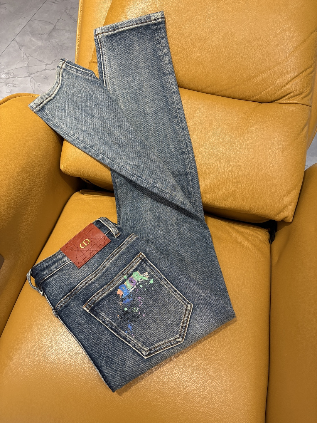 专柜🆕2025秋冬设计推荐 热卖牛仔裤🆕柔软亲肤面料 奢华头层牛皮腰牌 经典蓝洗水 专柜限量款 奢华感订