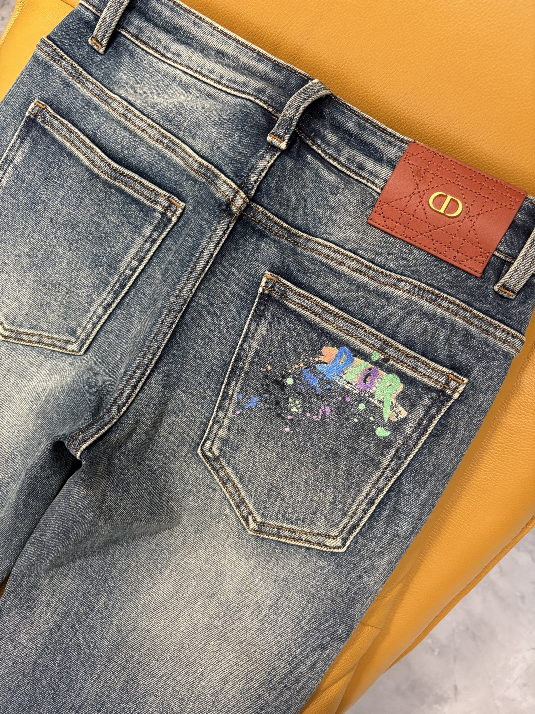 专柜🆕2025秋冬设计推荐 热卖牛仔裤🆕柔软亲肤面料 奢华头层牛皮腰牌 经典蓝洗水 专柜限量款 奢华感订