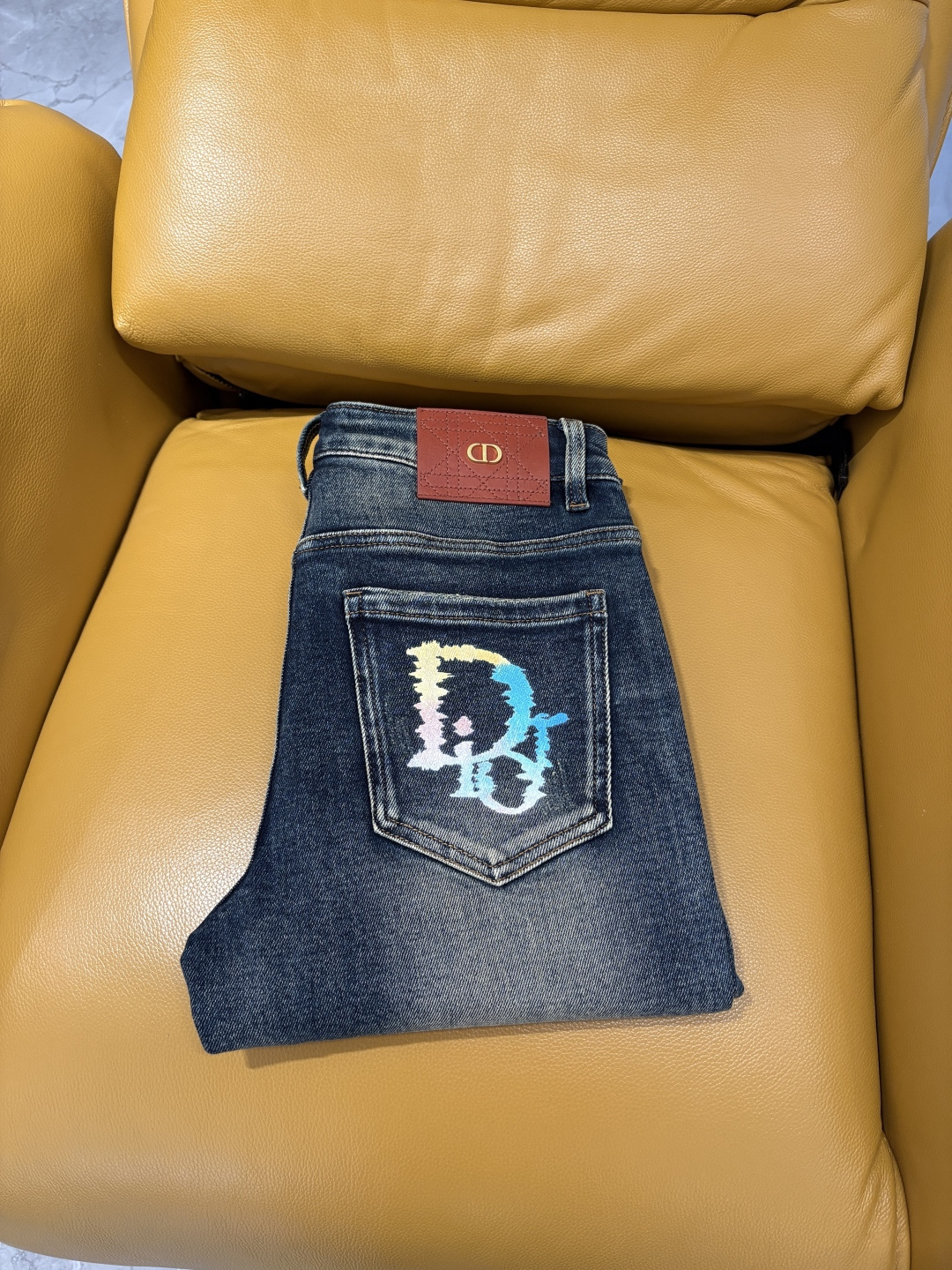 专柜🆕2025秋冬设计推荐 热卖牛仔裤🆕柔软亲肤面料 奢华头层牛皮腰牌 经典蓝洗水 专柜限量款 奢华感订