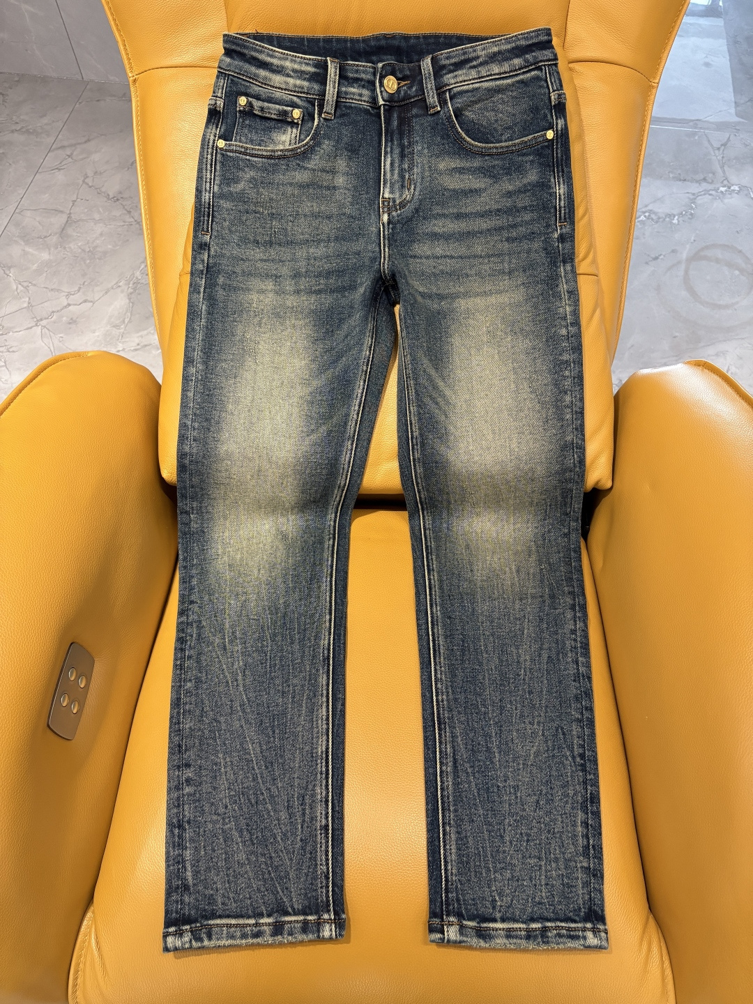 专柜🆕2025秋冬设计推荐 热卖牛仔裤🆕柔软亲肤面料 奢华头层牛皮腰牌 经典蓝洗水 专柜限量款 奢华感订