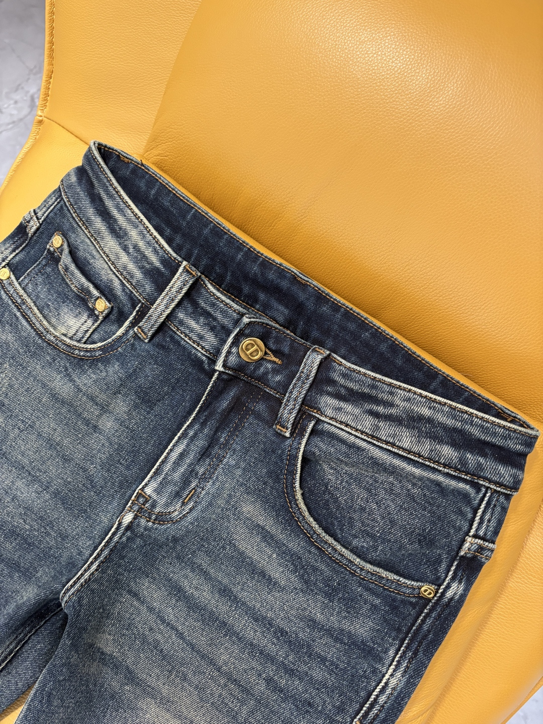 专柜🆕2025秋冬设计推荐 热卖牛仔裤🆕柔软亲肤面料 奢华头层牛皮腰牌 经典蓝洗水 专柜限量款 奢华感订