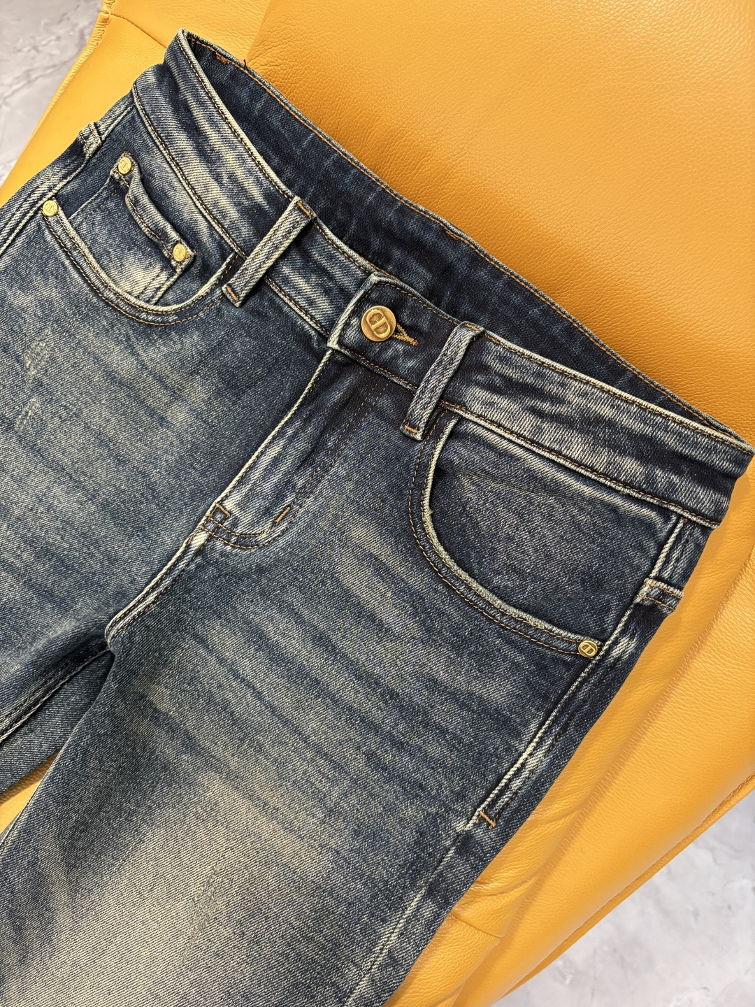 专柜🆕2025秋冬设计推荐 热卖牛仔裤🆕柔软亲肤面料 奢华头层牛皮腰牌 经典蓝洗水 专柜限量款 奢华感订