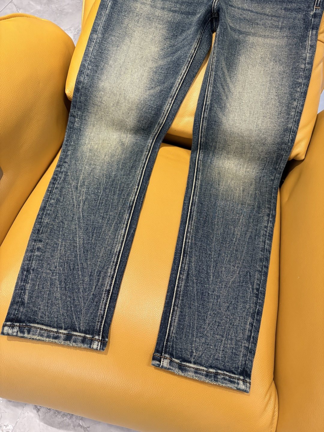 专柜🆕2025秋冬设计推荐 热卖牛仔裤🆕柔软亲肤面料 奢华头层牛皮腰牌 经典蓝洗水 专柜限量款 奢华感订