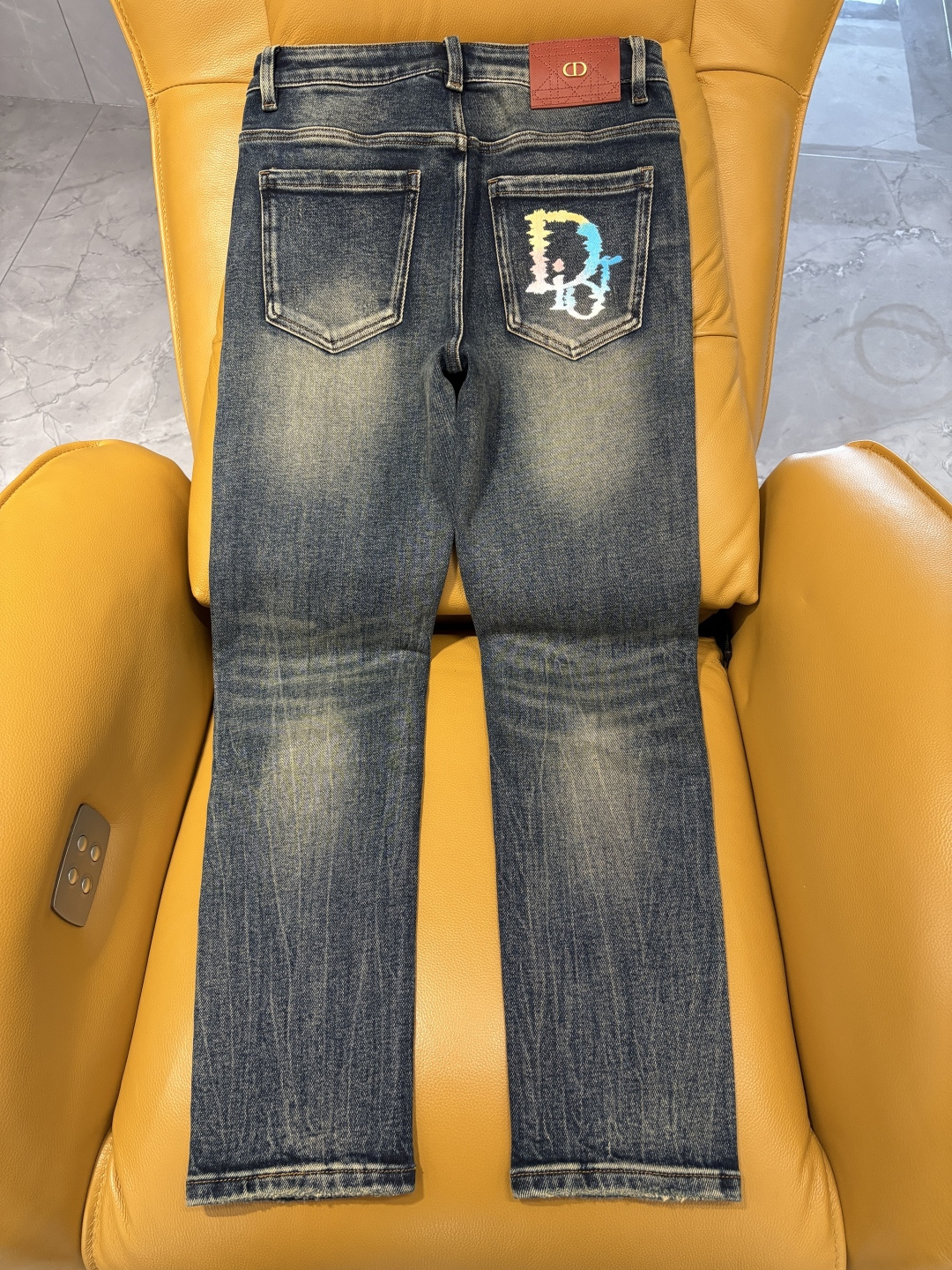 专柜🆕2025秋冬设计推荐 热卖牛仔裤🆕柔软亲肤面料 奢华头层牛皮腰牌 经典蓝洗水 专柜限量款 奢华感订