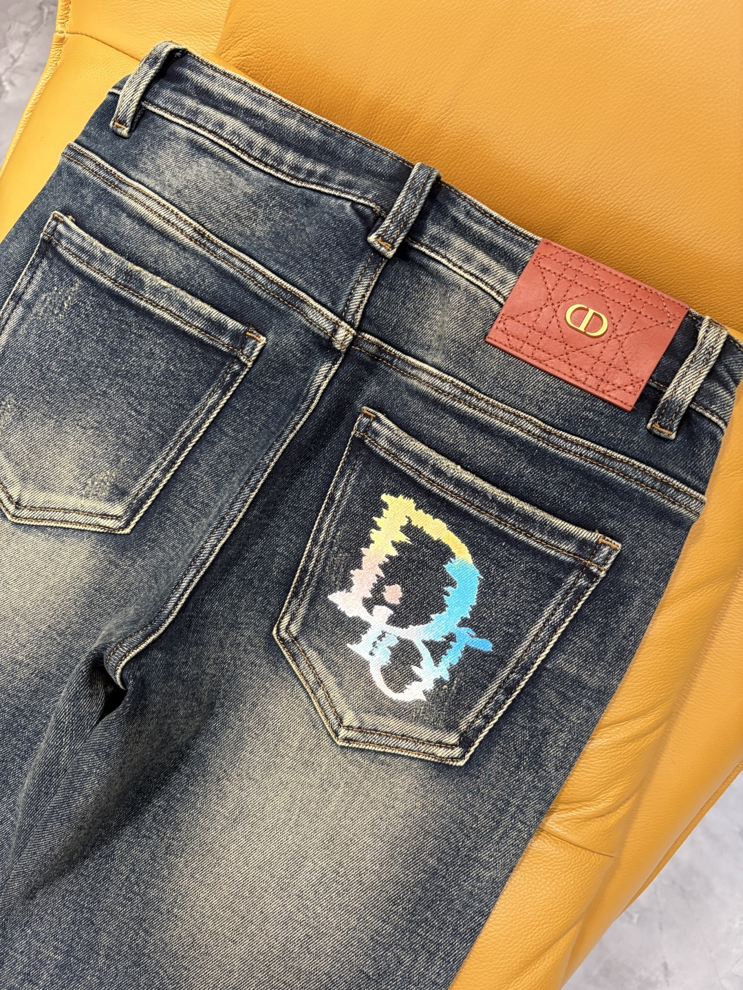 专柜🆕2025秋冬设计推荐 热卖牛仔裤🆕柔软亲肤面料 奢华头层牛皮腰牌 经典蓝洗水 专柜限量款 奢华感订