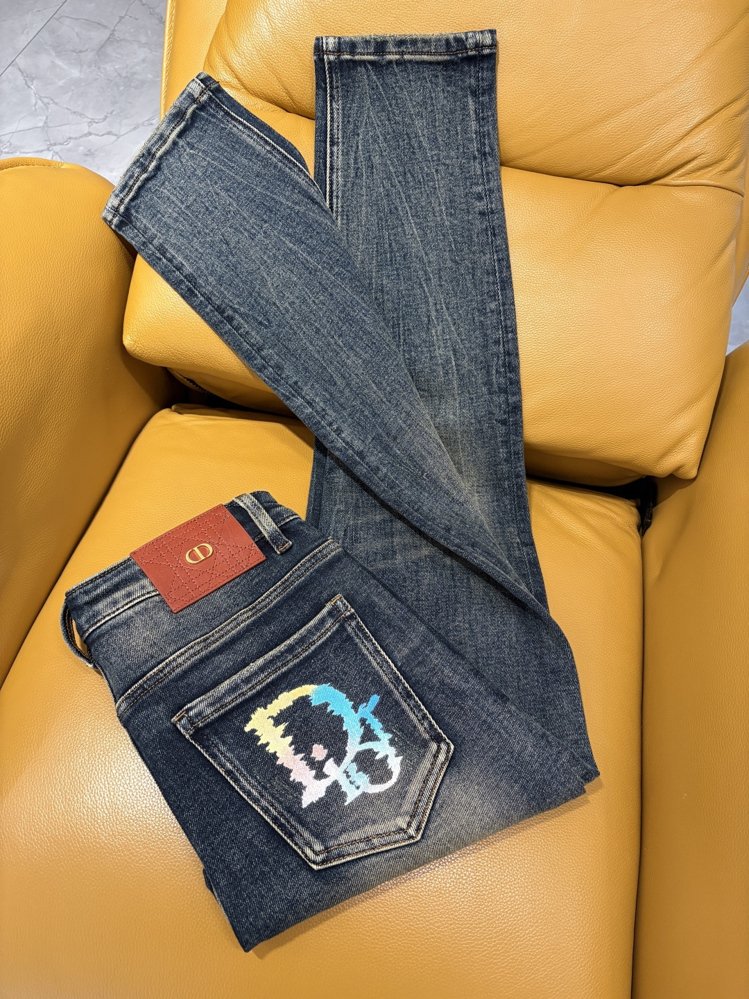 专柜🆕2025秋冬设计推荐 热卖牛仔裤🆕柔软亲肤面料 奢华头层牛皮腰牌 经典蓝洗水 专柜限量款 奢华感订