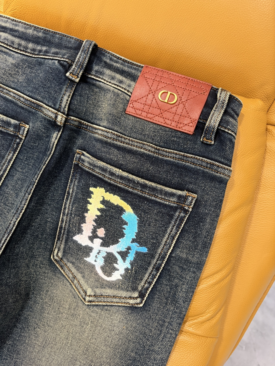 专柜🆕2025秋冬设计推荐 热卖牛仔裤🆕柔软亲肤面料 奢华头层牛皮腰牌 经典蓝洗水 专柜限量款 奢华感订